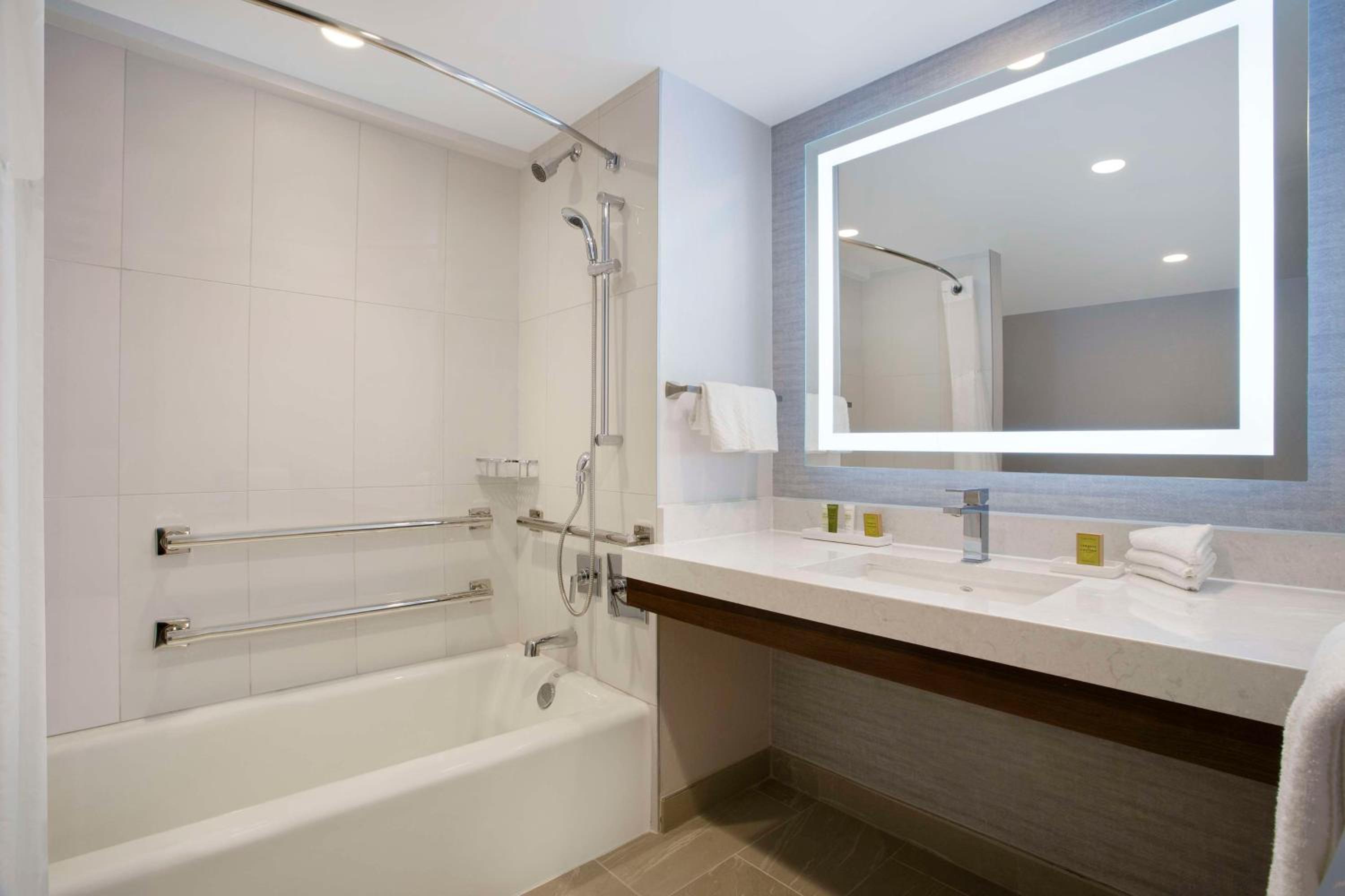 King Room with Tub - Mobility and Hearing Access - Photo 7