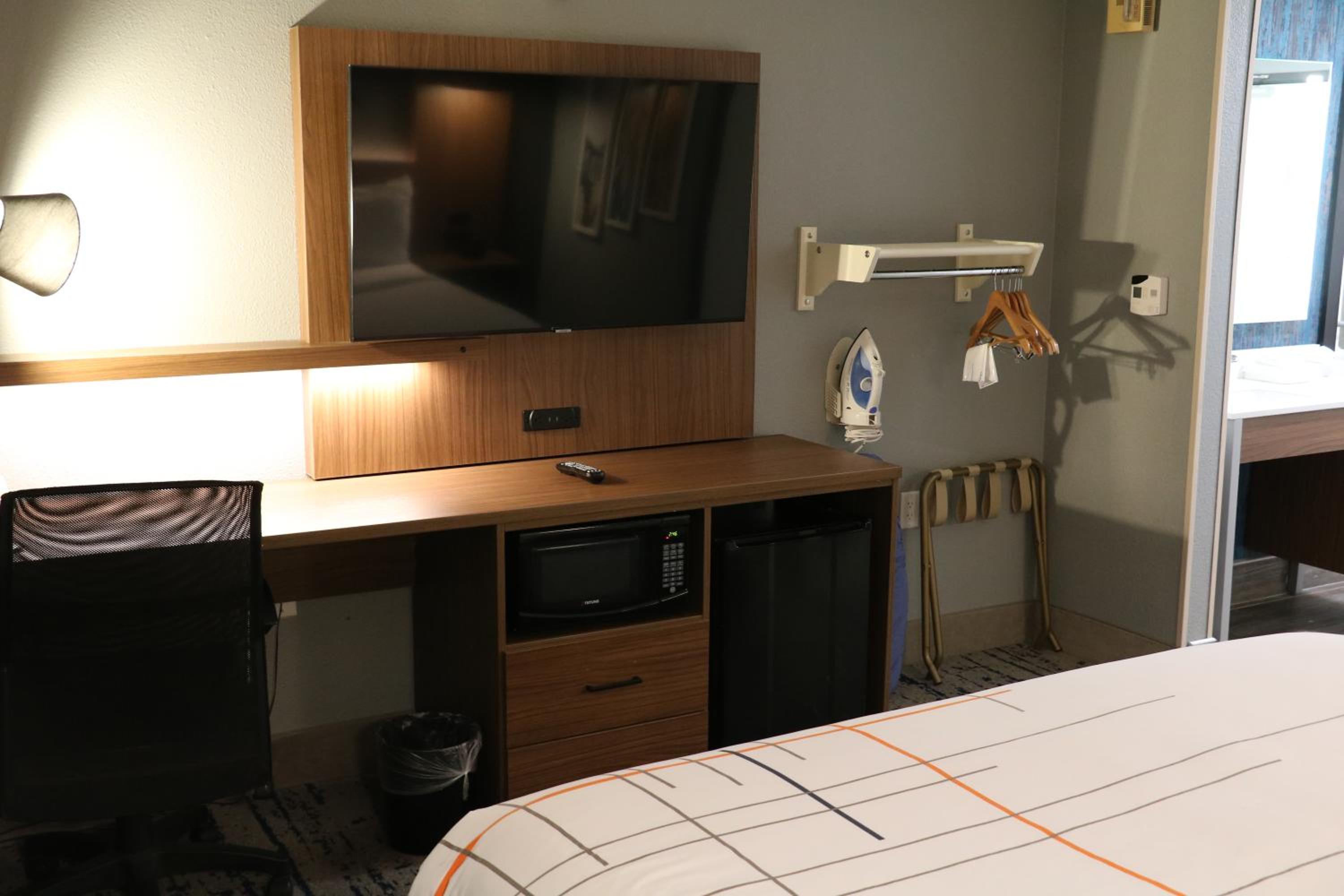 King Room with Roll-In Shower - Mobility Accessible/Non-Smoking - Photo 8
