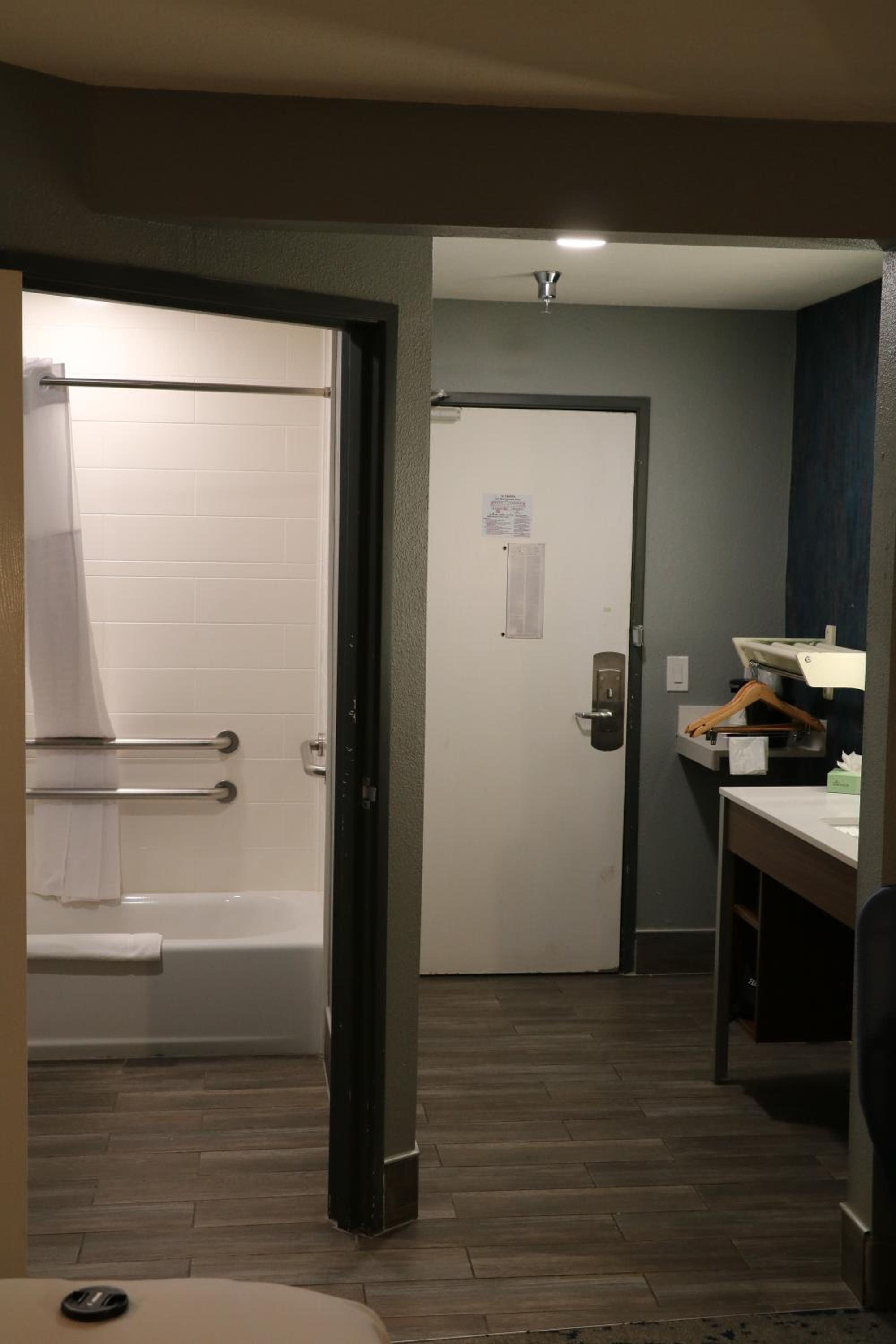 King Room with Bath Tub - Mobility Accessible/Non-Smoking - Photo 5