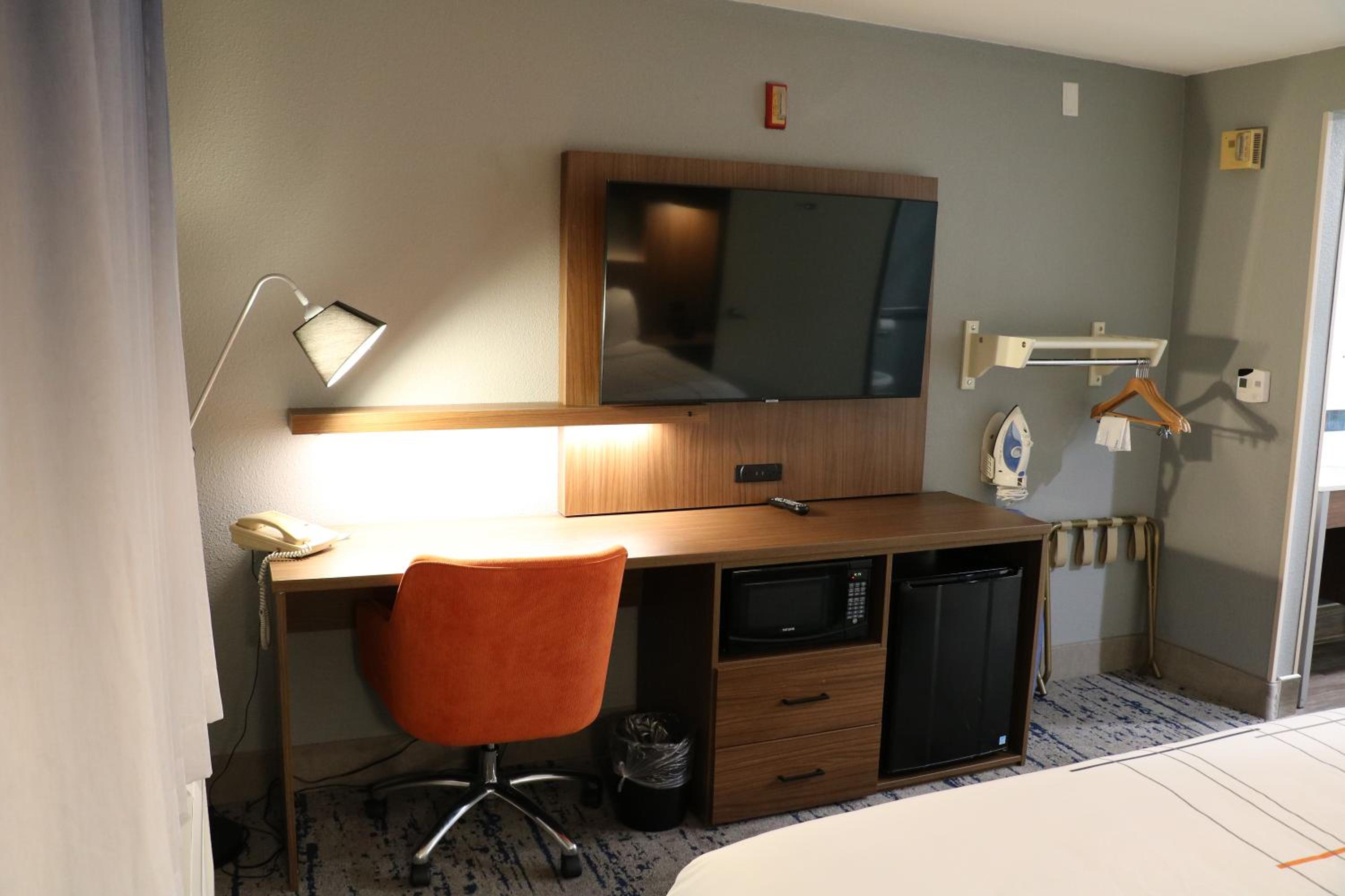 King Room with Roll-In Shower - Mobility Accessible/Non-Smoking - Photo 9
