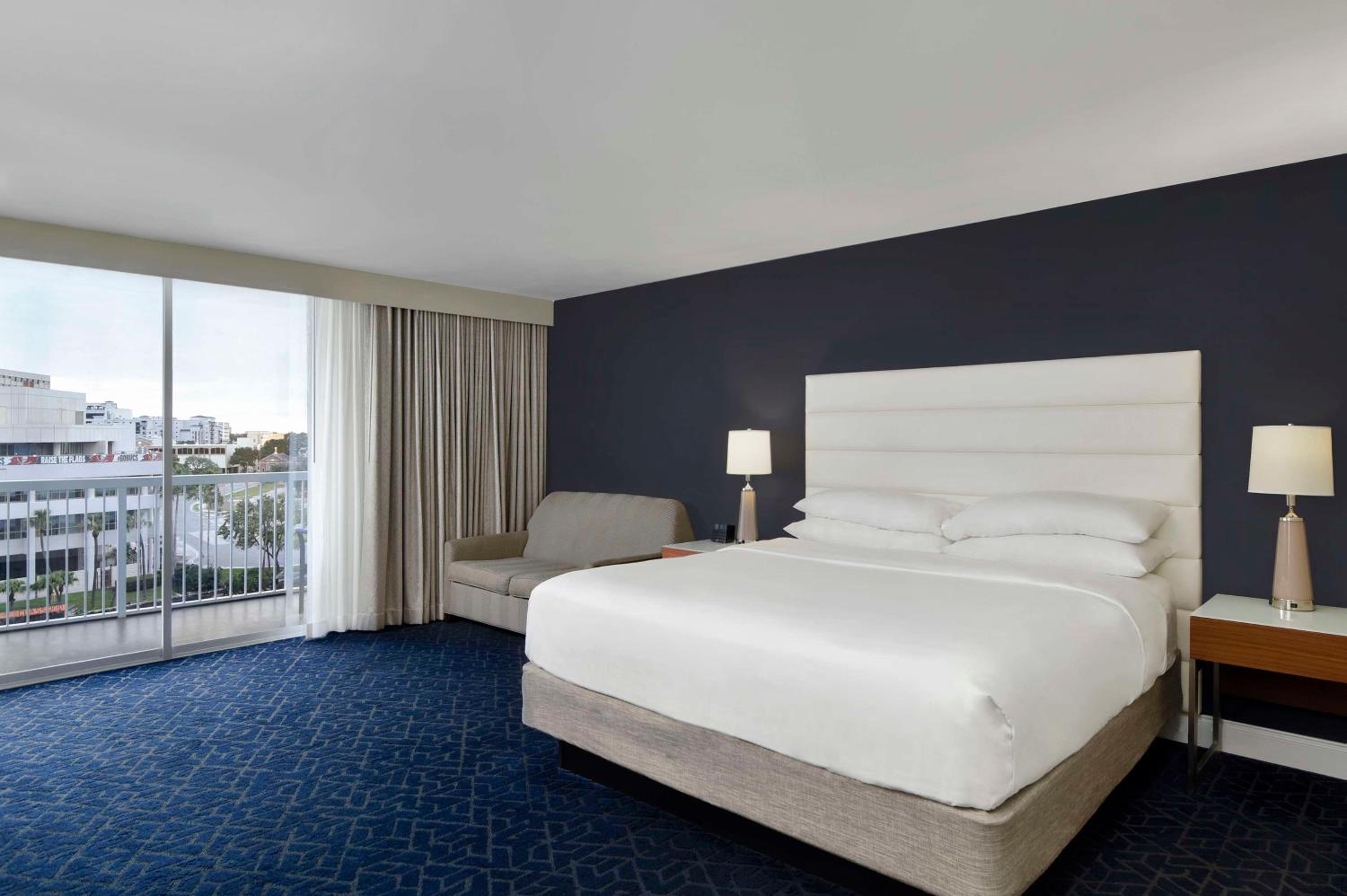 King Room with Sofa Bed and Balcony - Photo 4