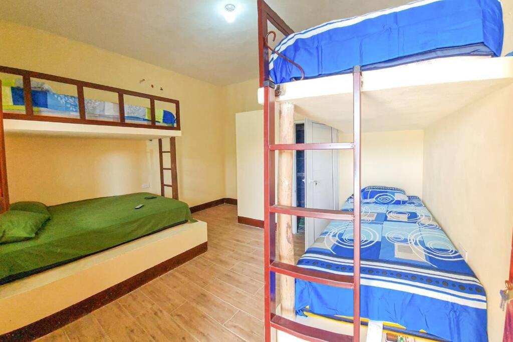 Five-Bedroom House photo 1