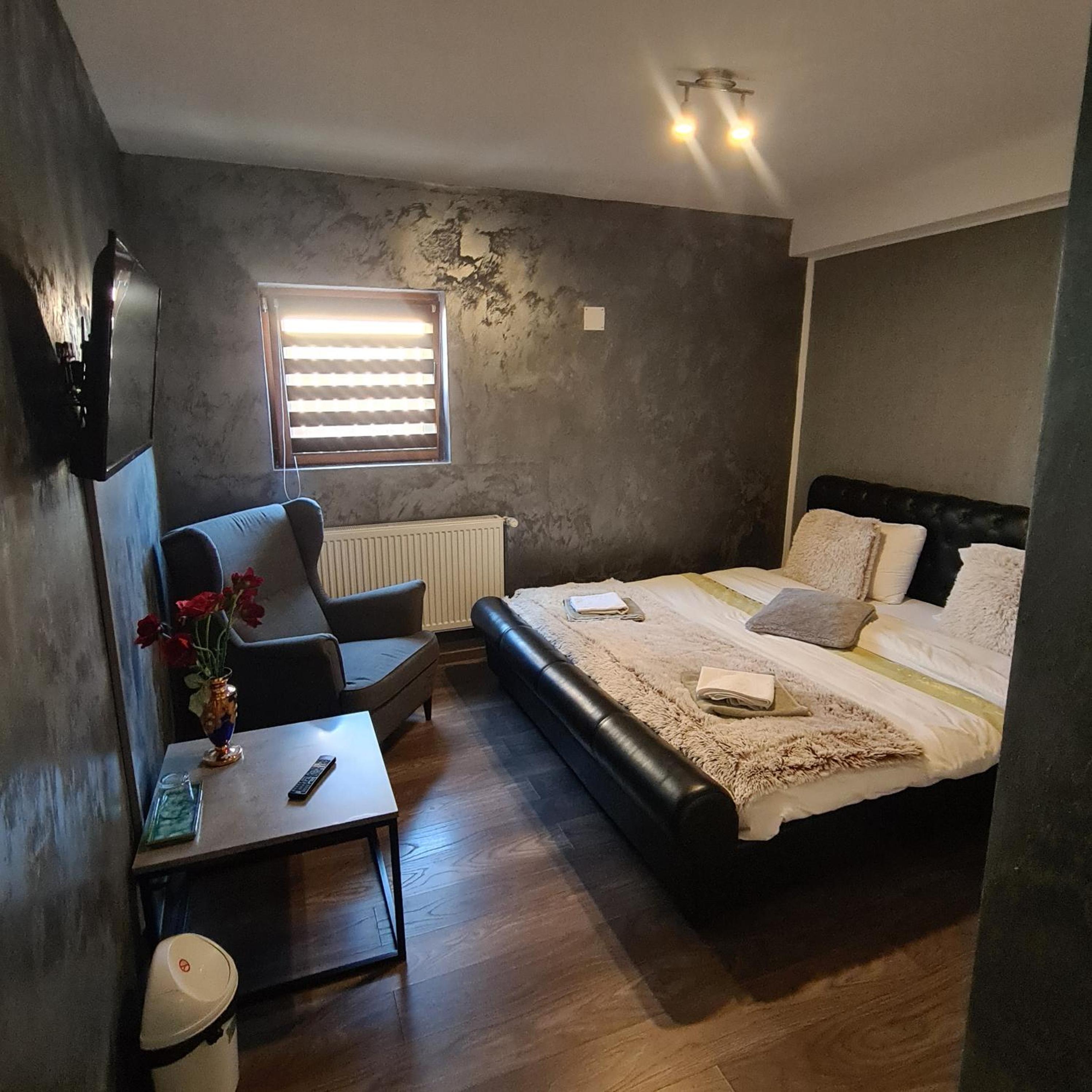 Standard King Room - Photo 1