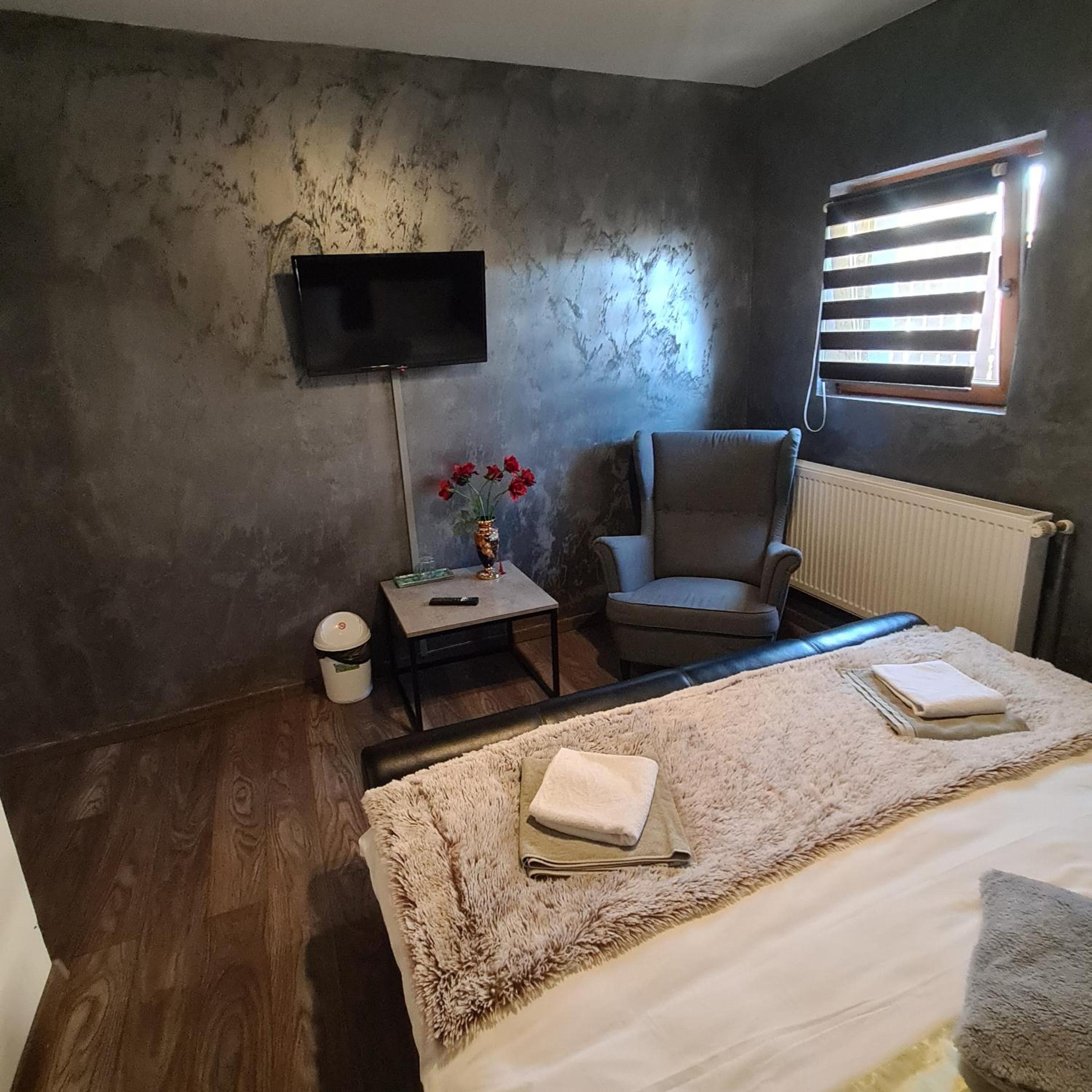 Standard King Room - Photo 2