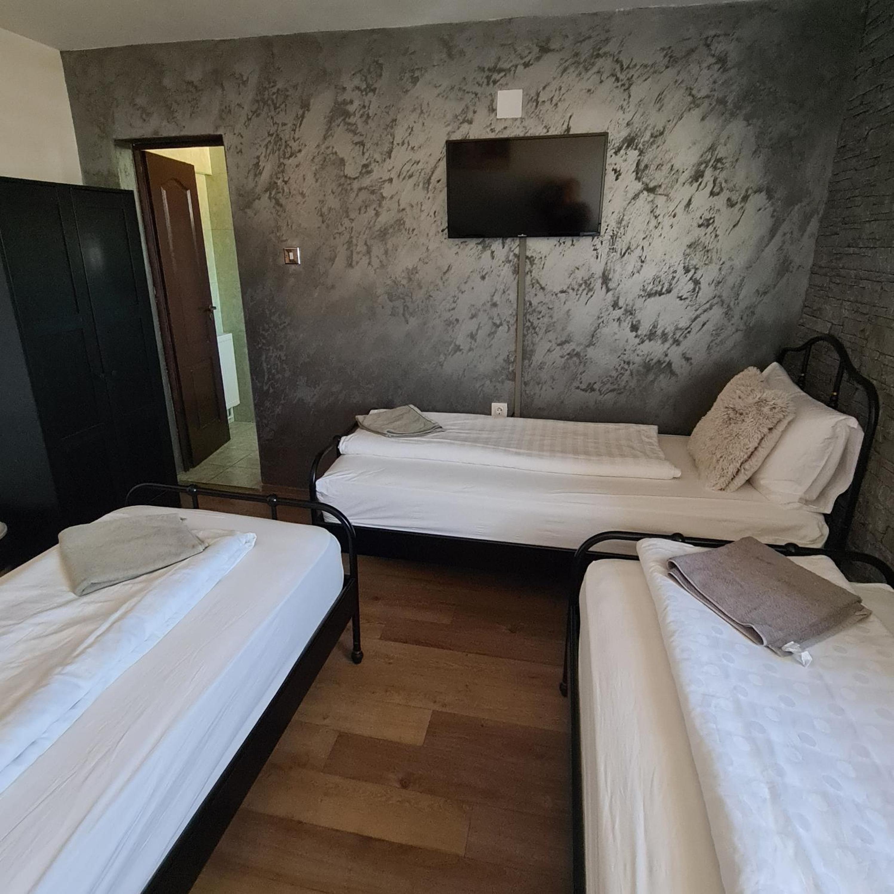 Triple Room with Private Bathroom - Photo 2