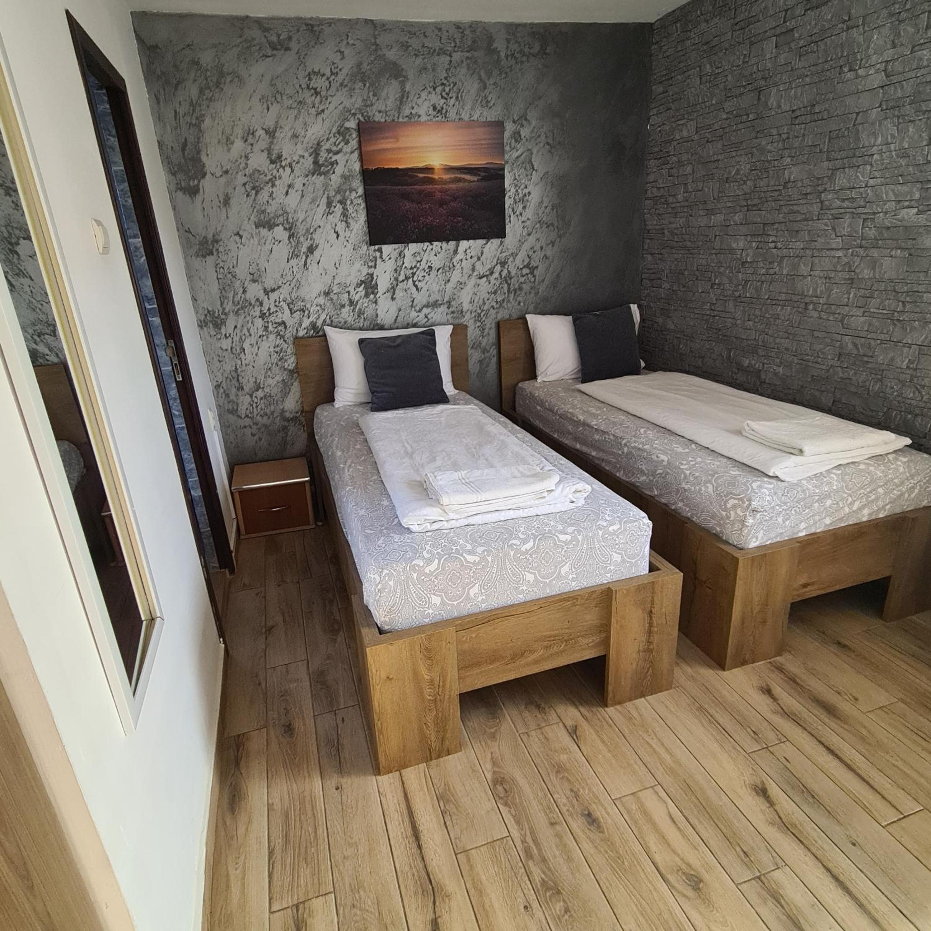 Double Room with Private Bathroom - Photo 2