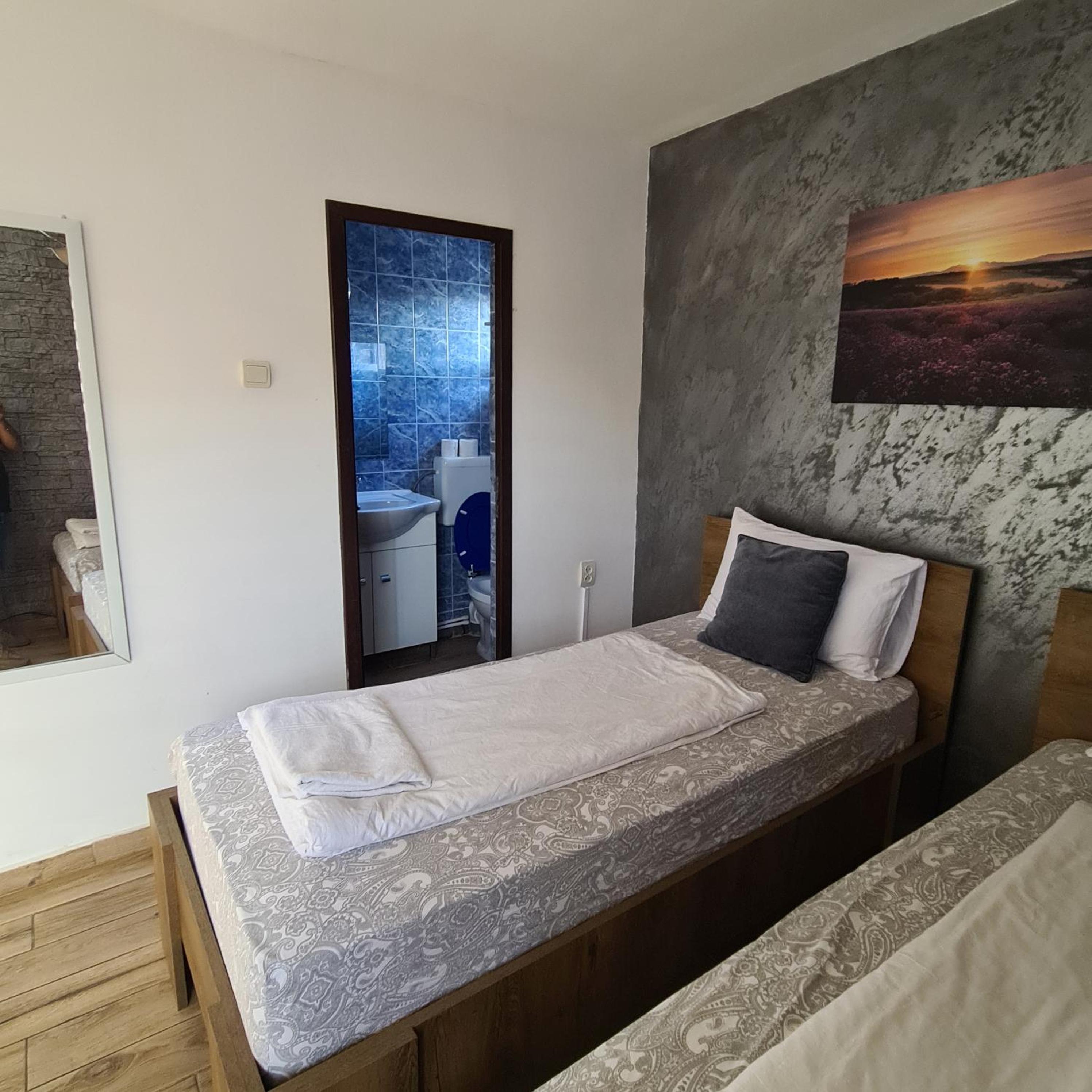 Double Room with Private Bathroom - Photo 3
