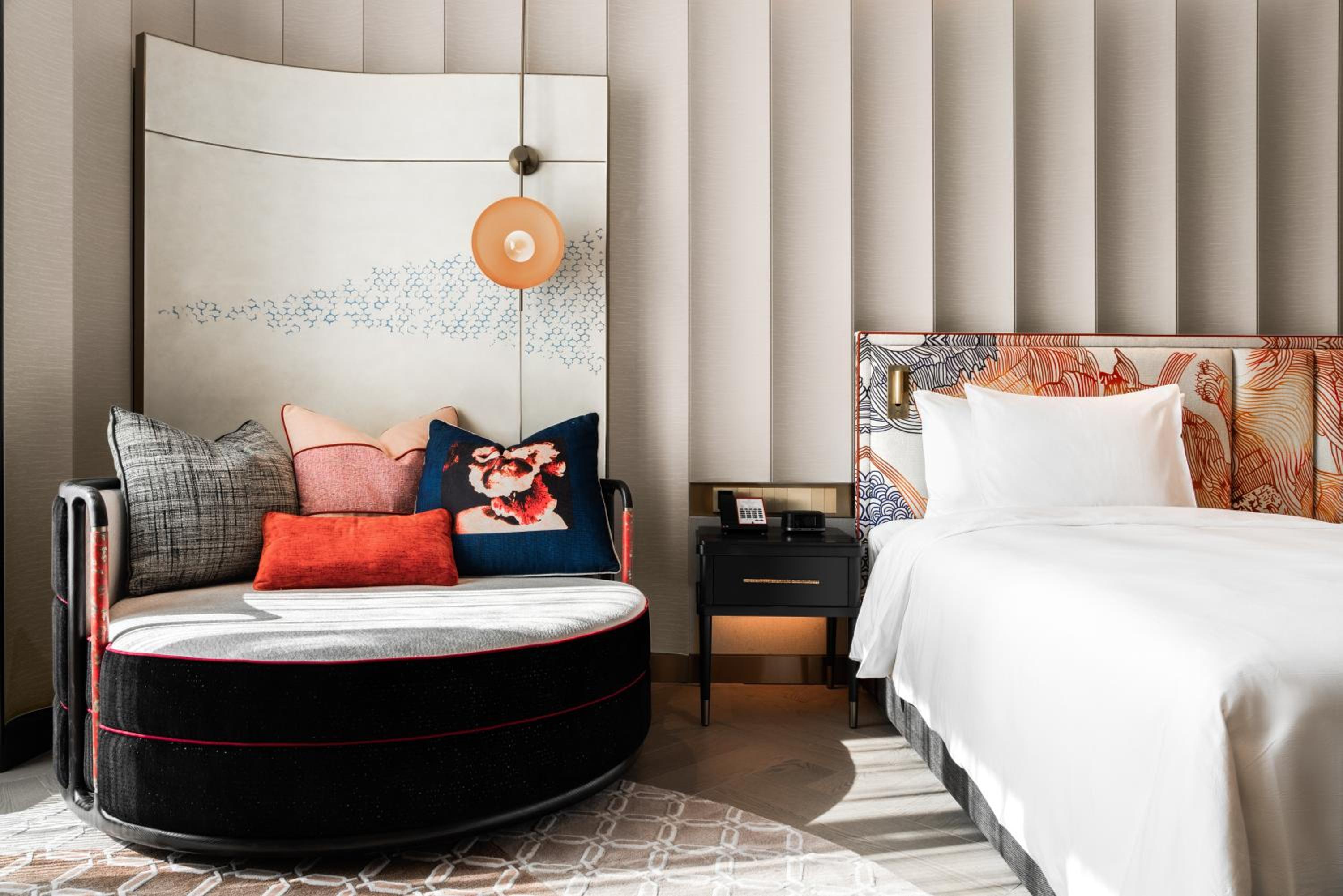 Premium King Room with Lake View - Photo 3