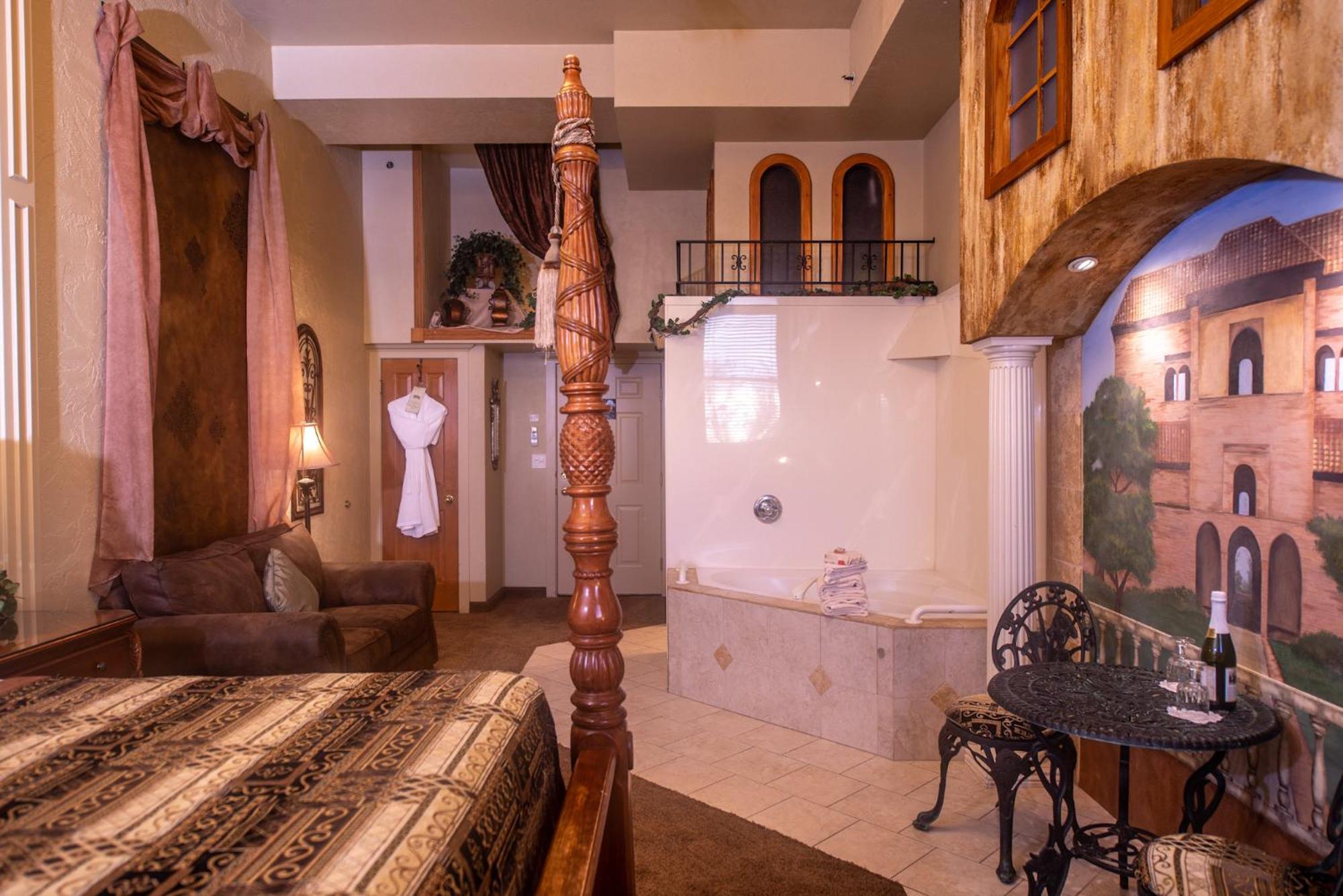 Queen Room with Balcony - Photo 2