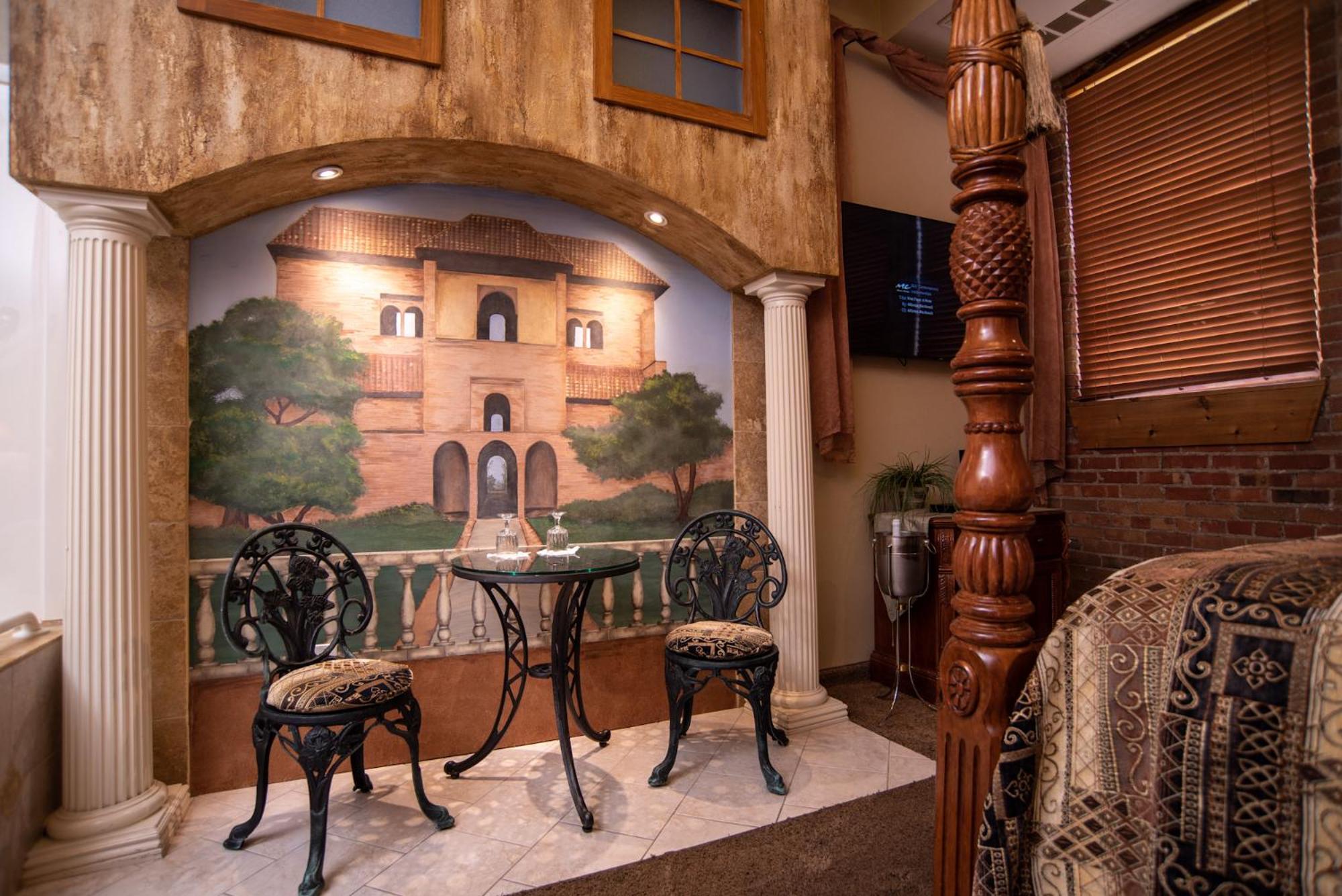 Queen Room with Balcony - Photo 3