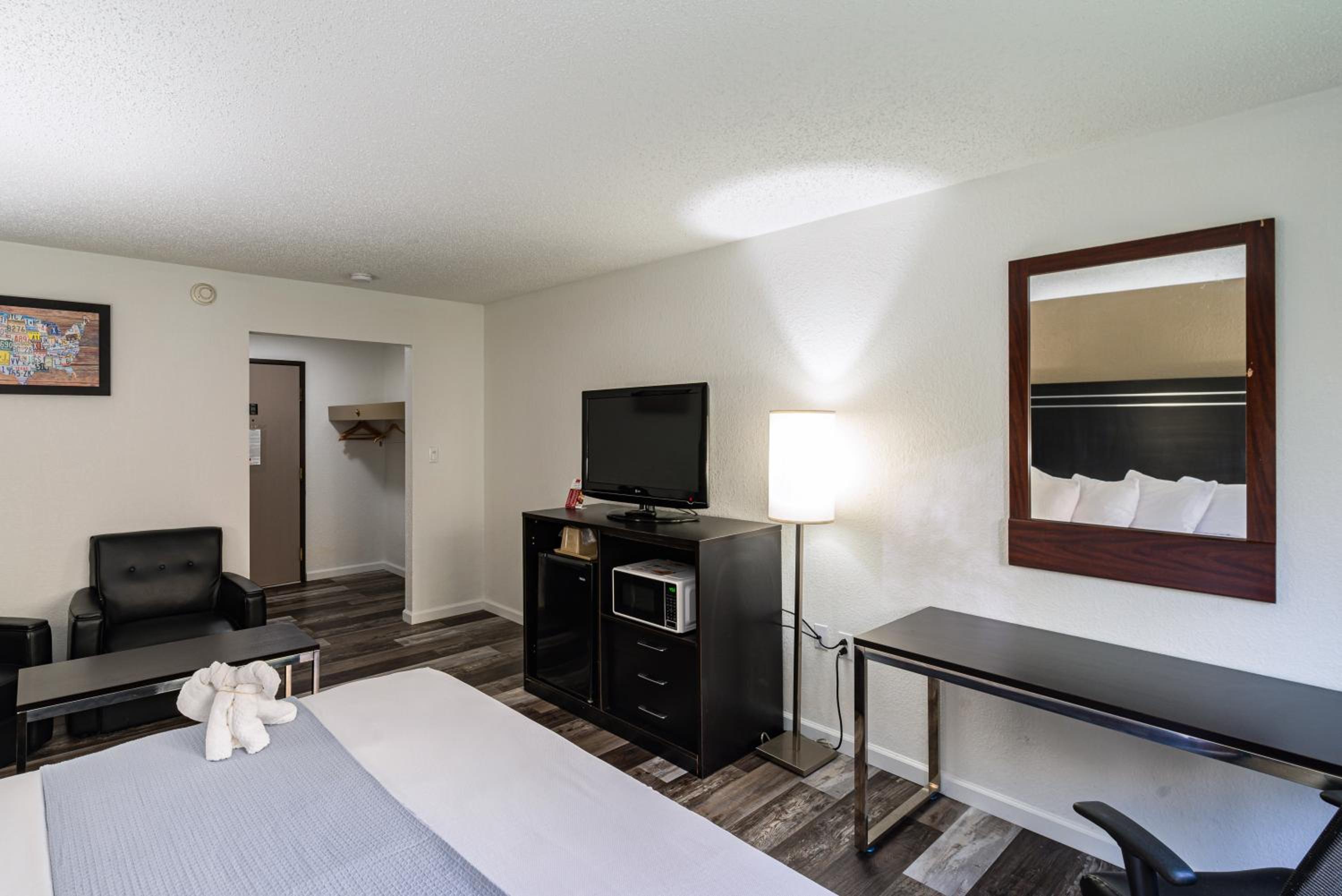 King Room - Non-Smoking - Photo 4