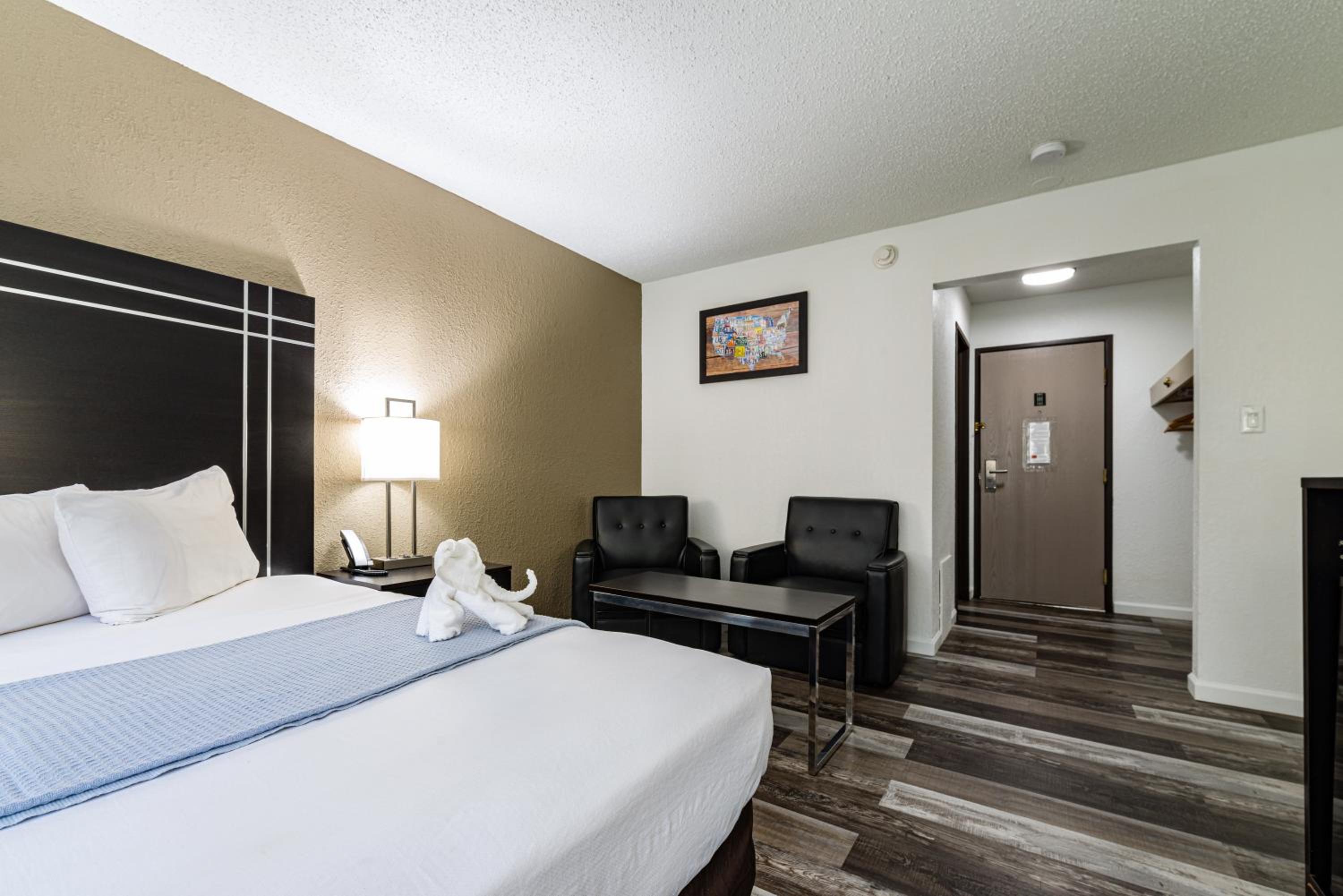 King Room - Non-Smoking - Photo 5