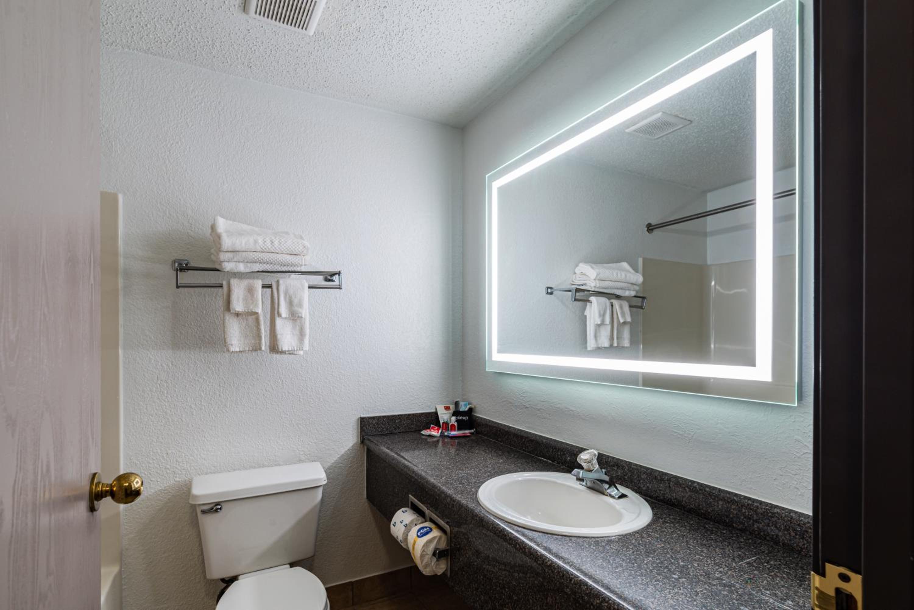 King Room - Non-Smoking - Photo 2