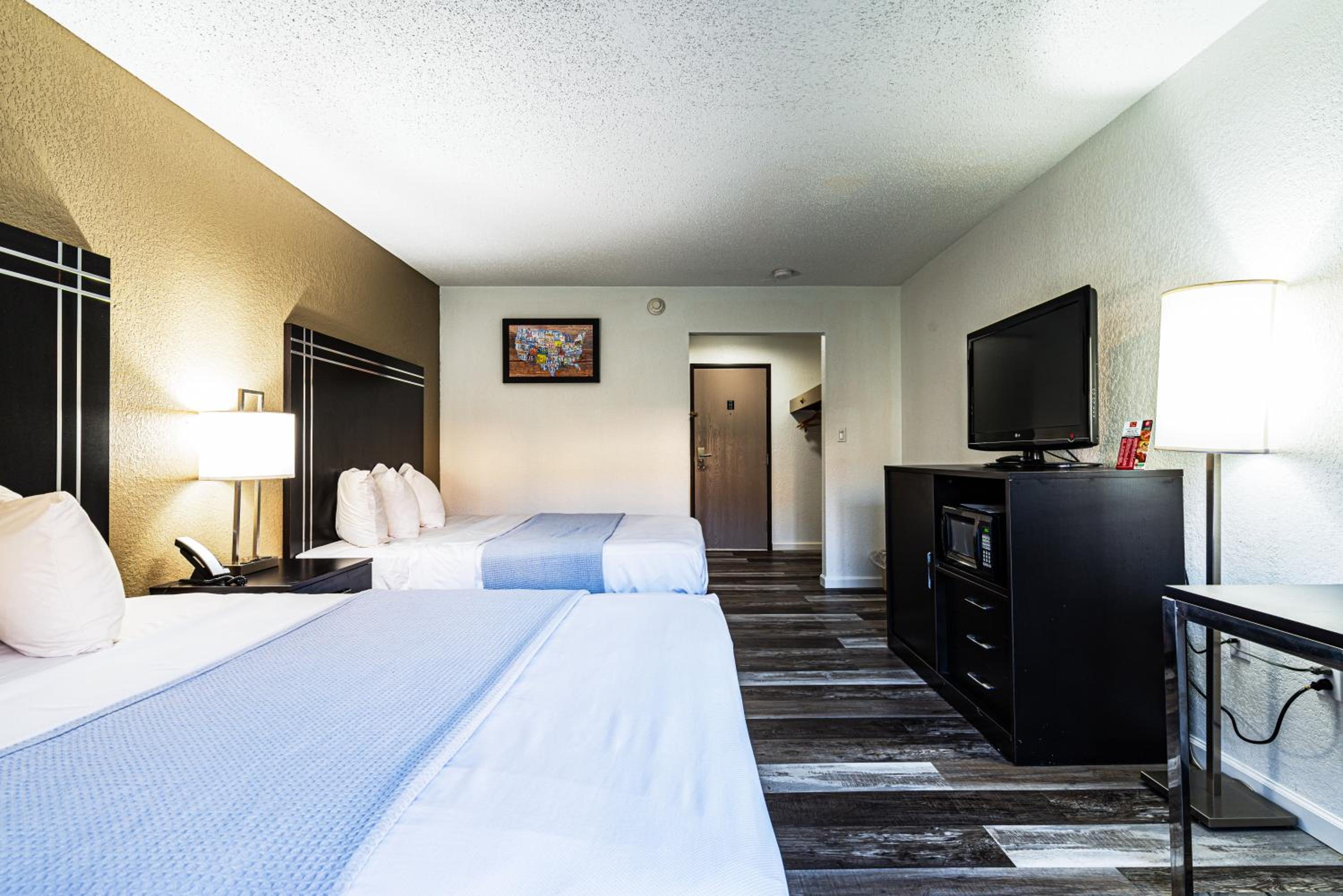 Queen Room with Two Queen Beds - Non-Smoking - Photo 1