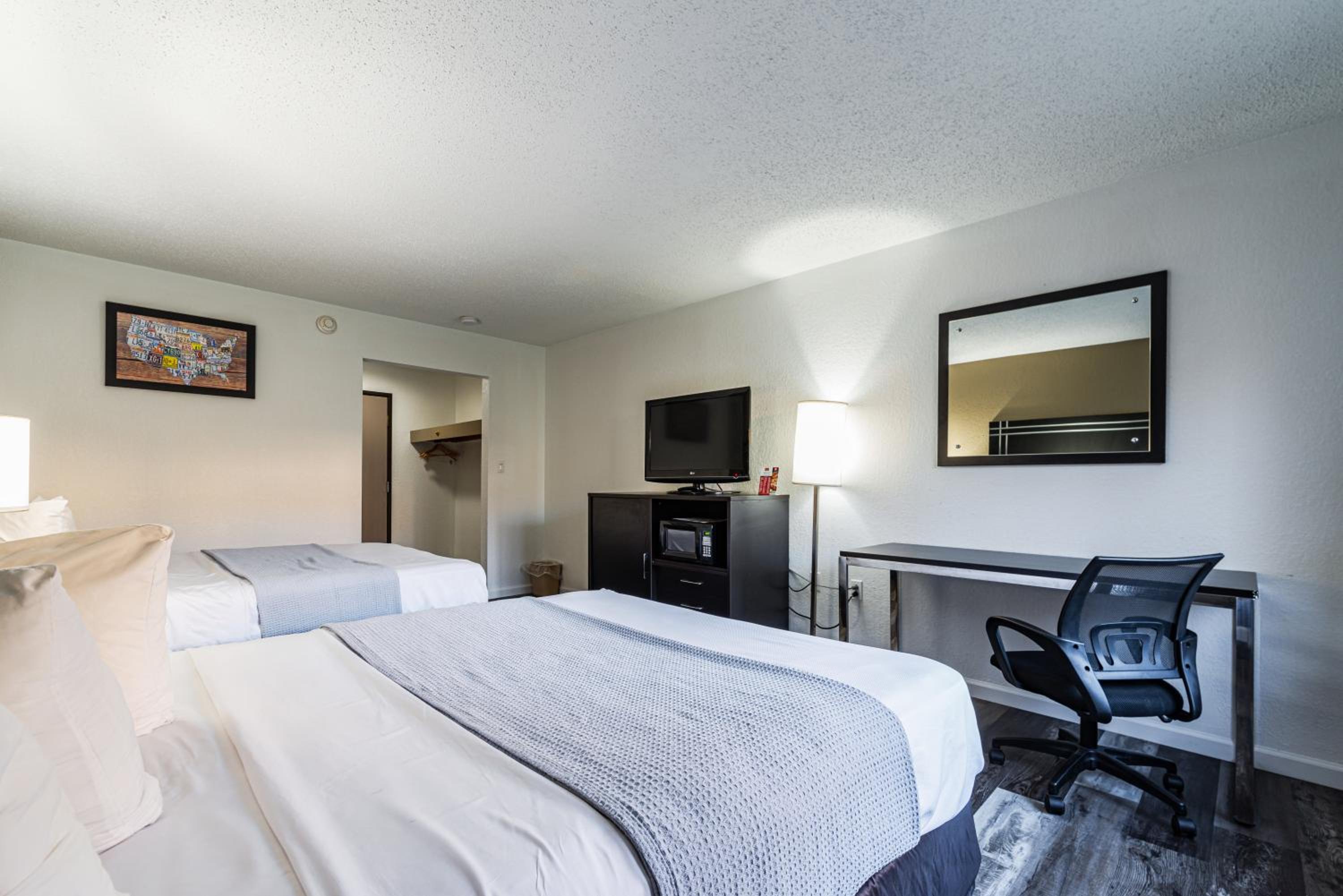 Queen Room with Two Queen Beds - Non-Smoking - Photo 4
