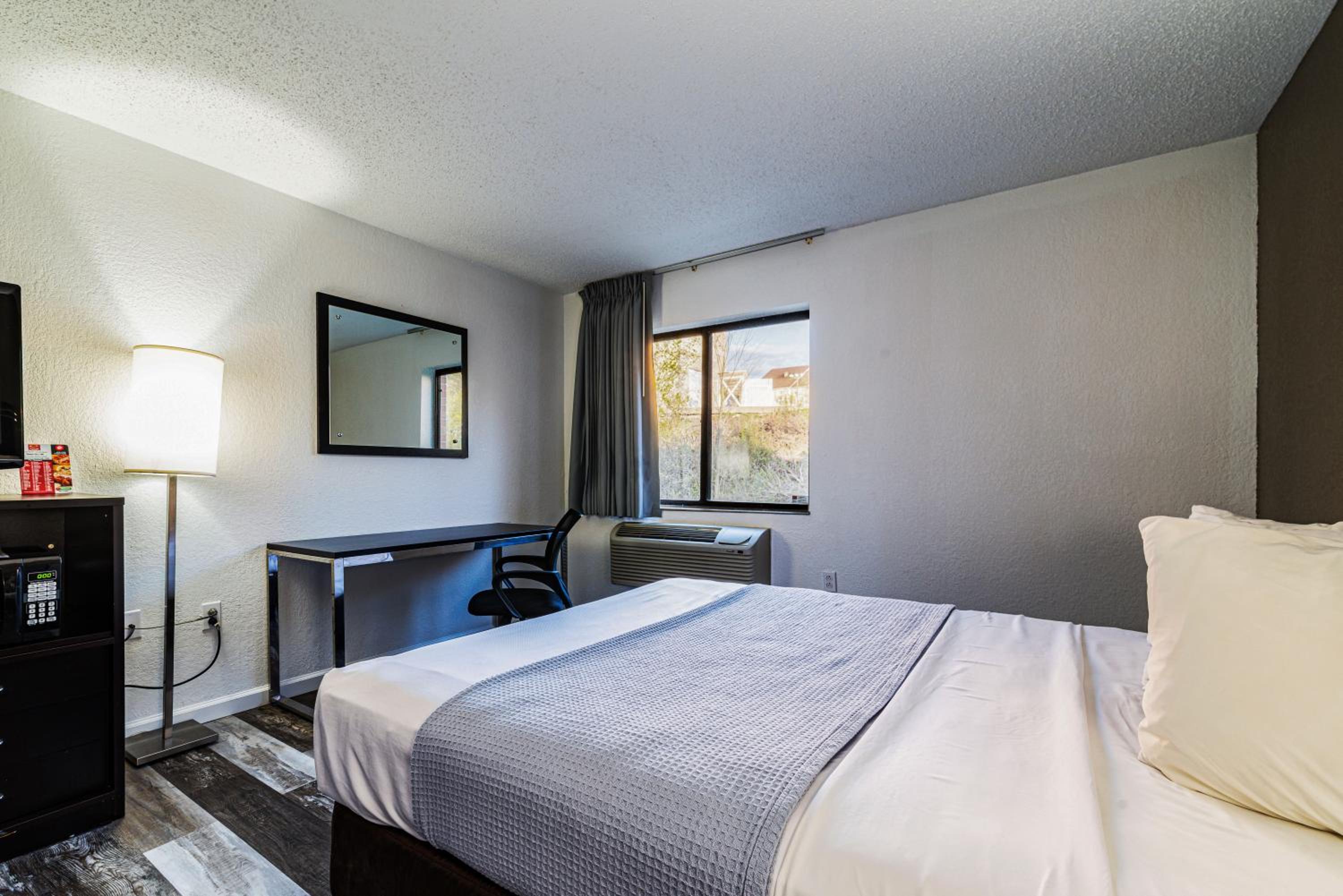 King Room - Non-Smoking - Photo 6