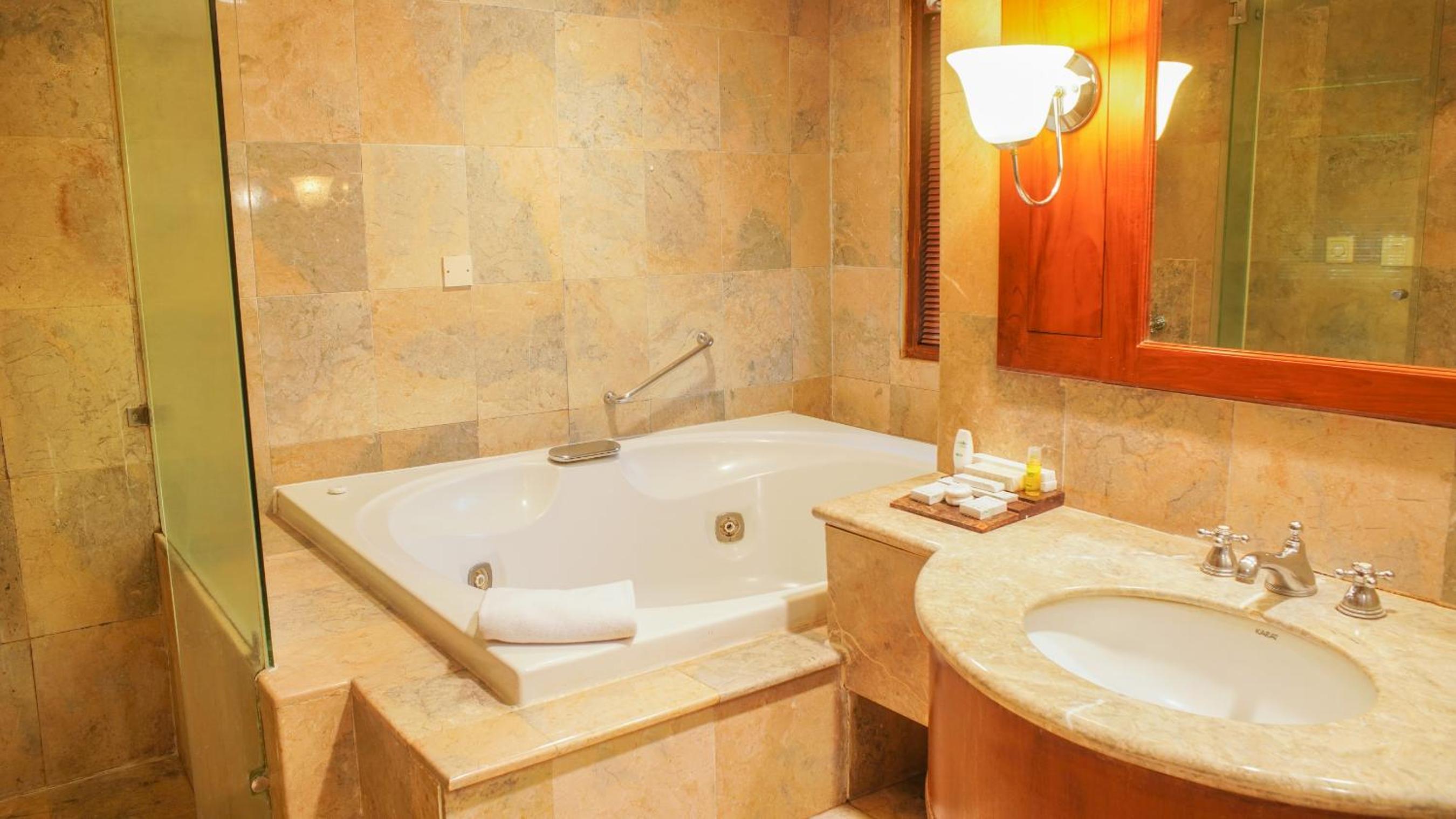 Three-Bedroom Bungalow - Photo 3