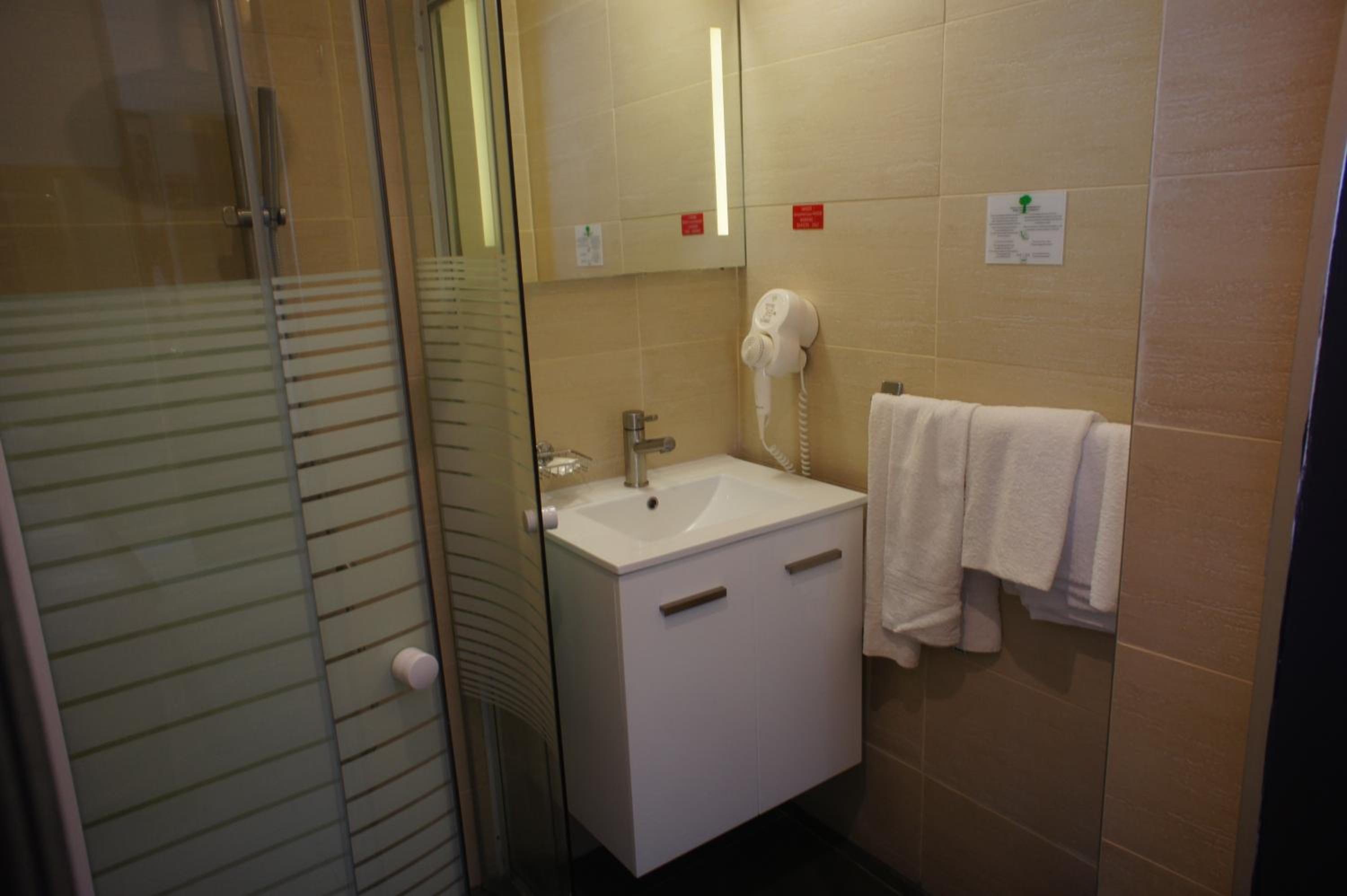 Standard Double Room - Photo 8