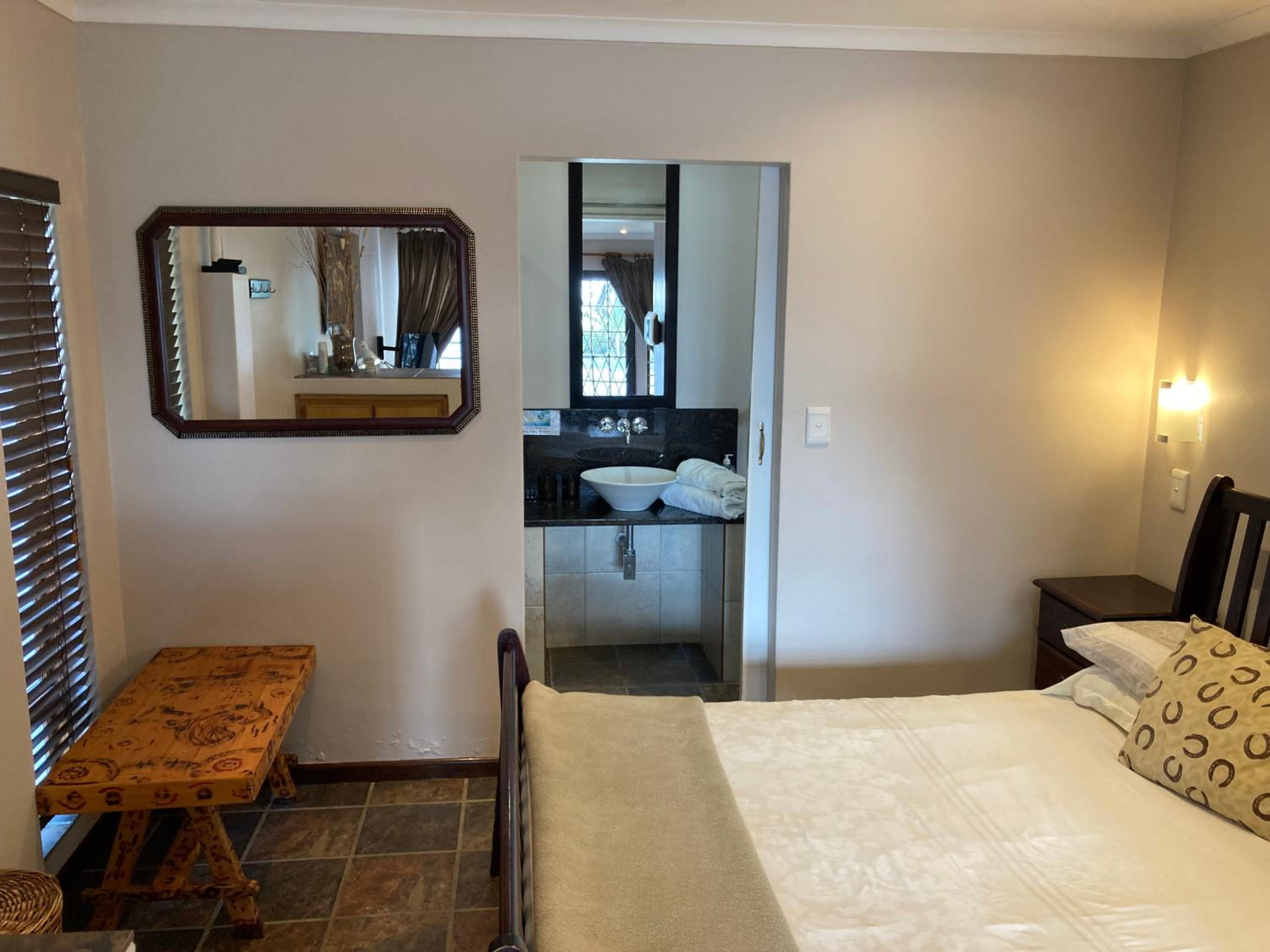 Deluxe Double Room (2 Adults + 1 Child) - Photo 9