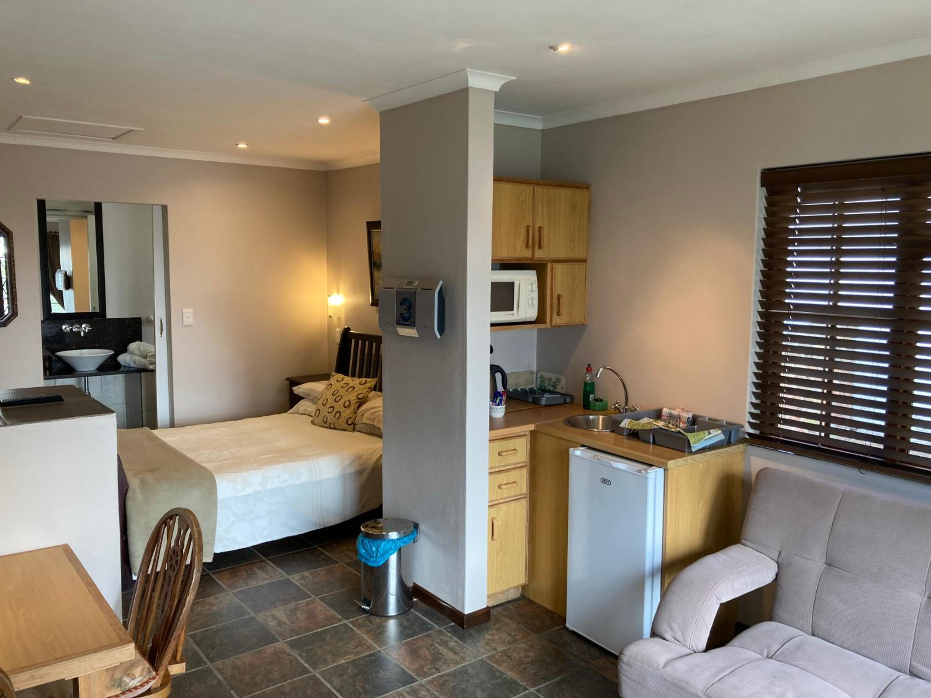 Deluxe Double Room (2 Adults + 1 Child) - Photo 11