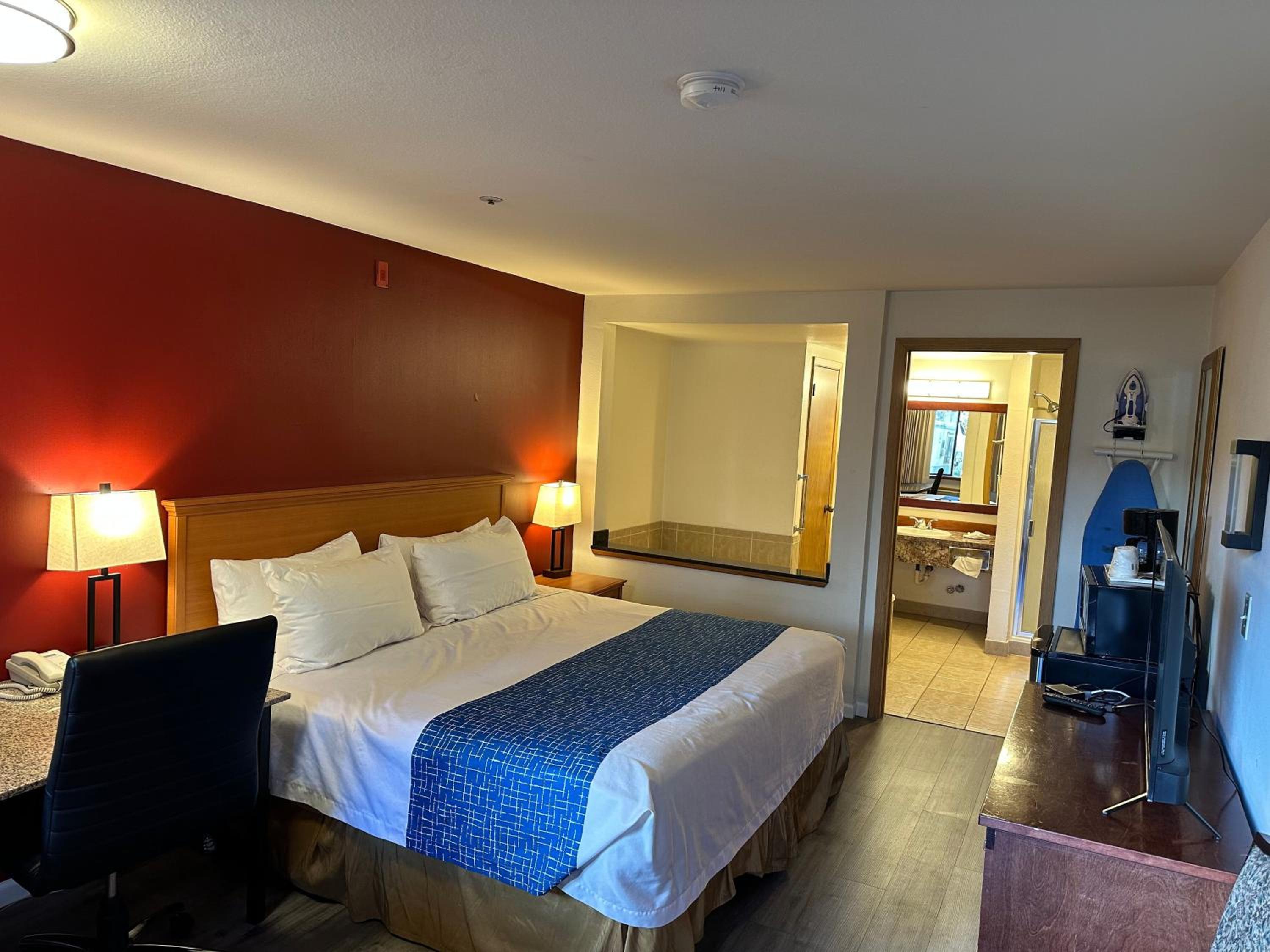 King Suite with Whirlpool - Non-smoking - Photo 1
