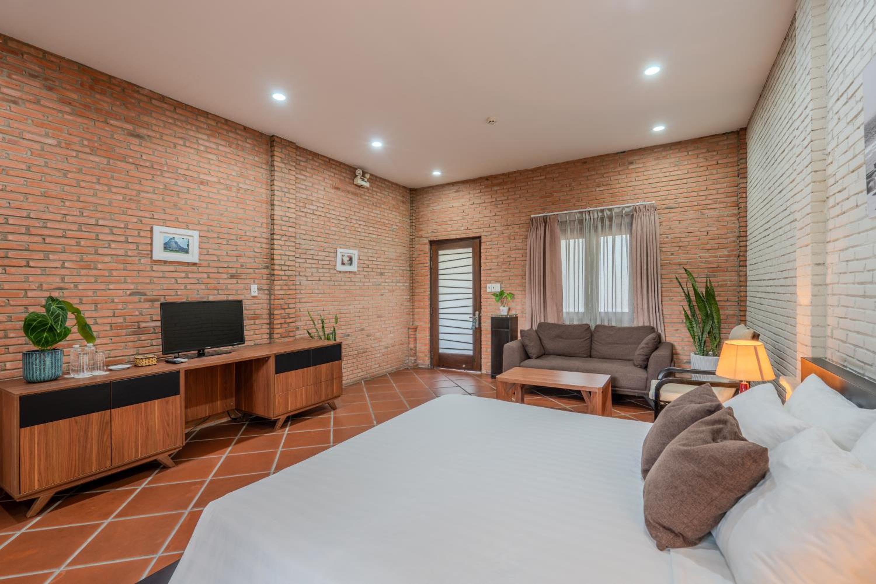 Standard King Room - Photo 14