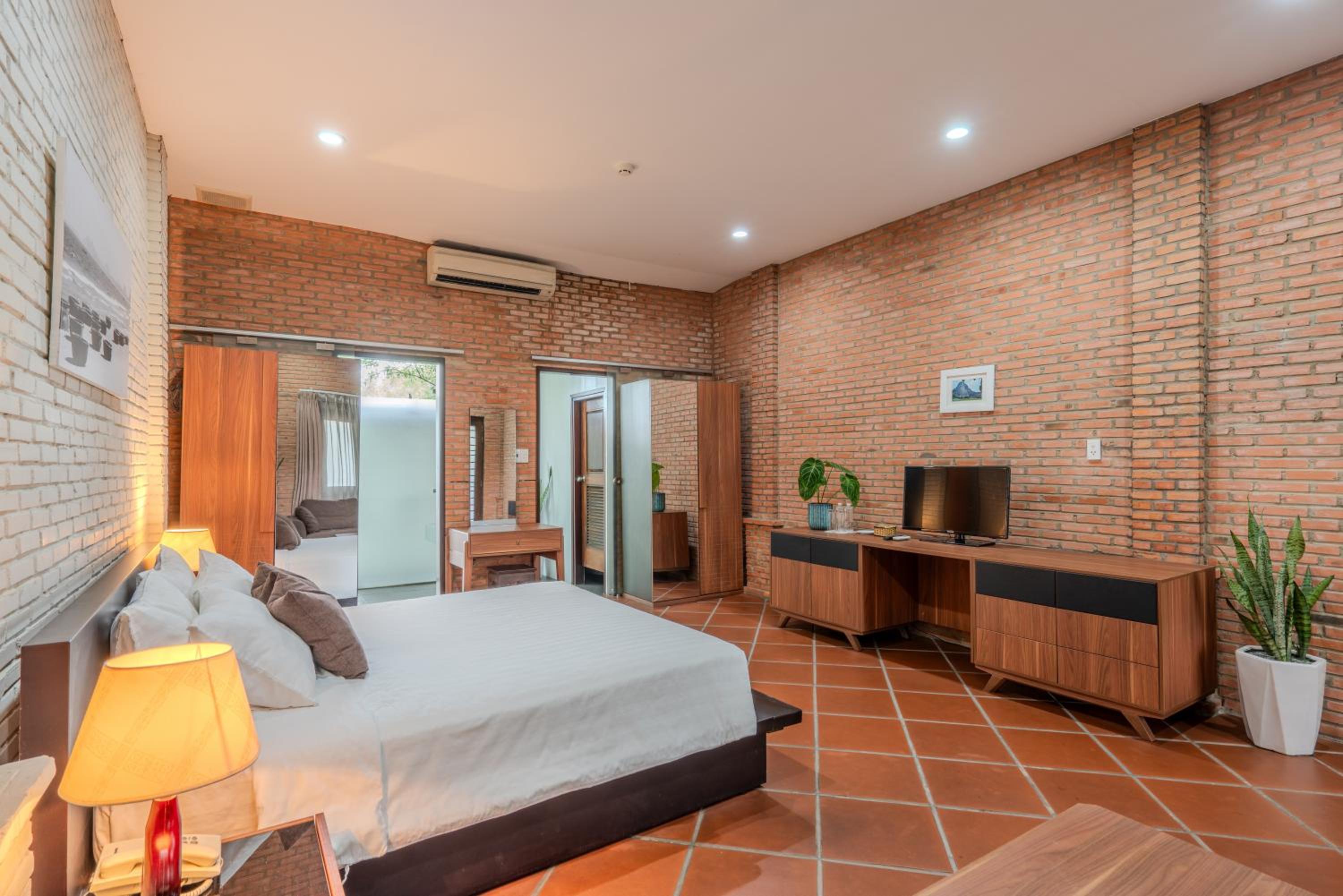 Standard King Room - Photo 13