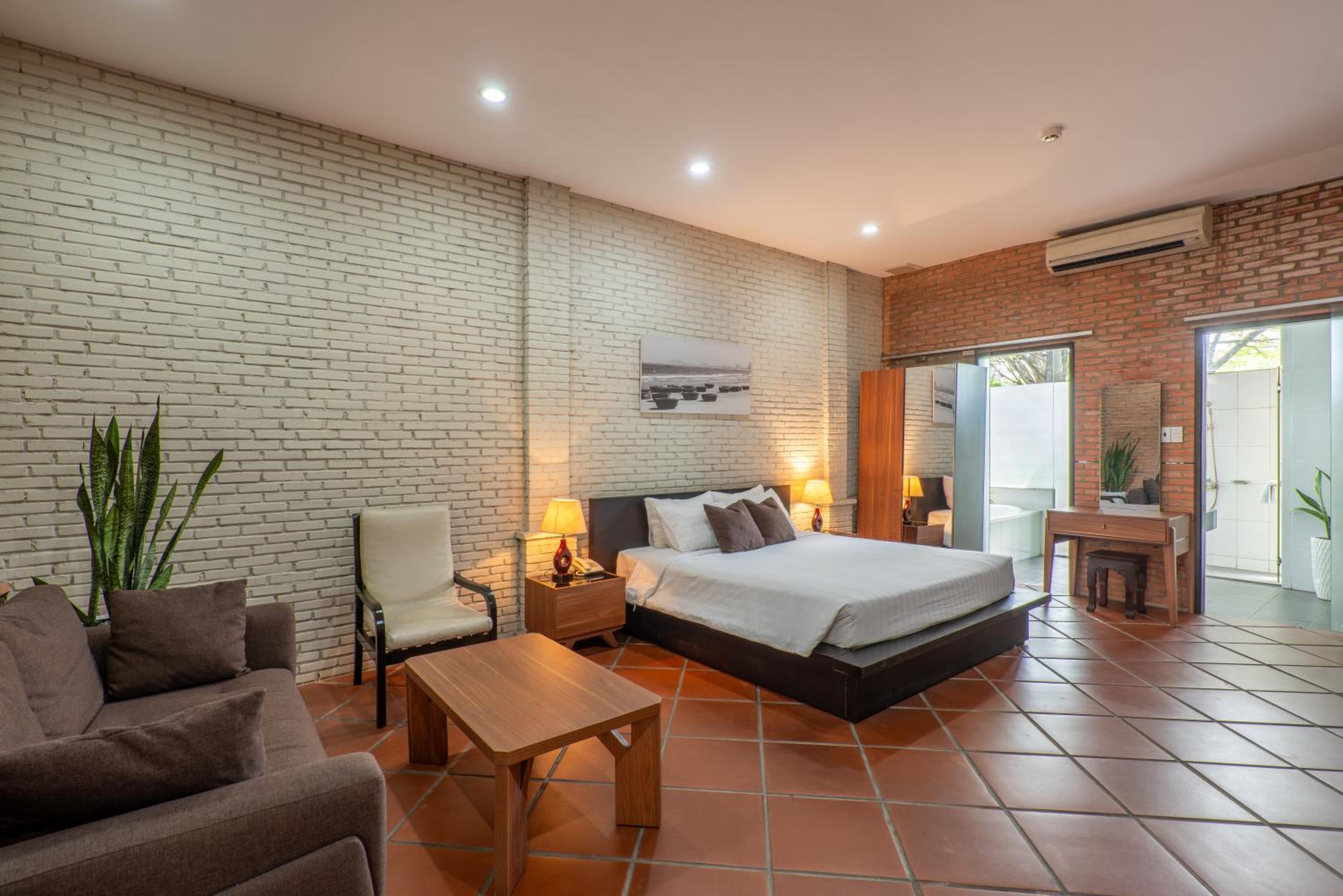 Standard King Room - Photo 12