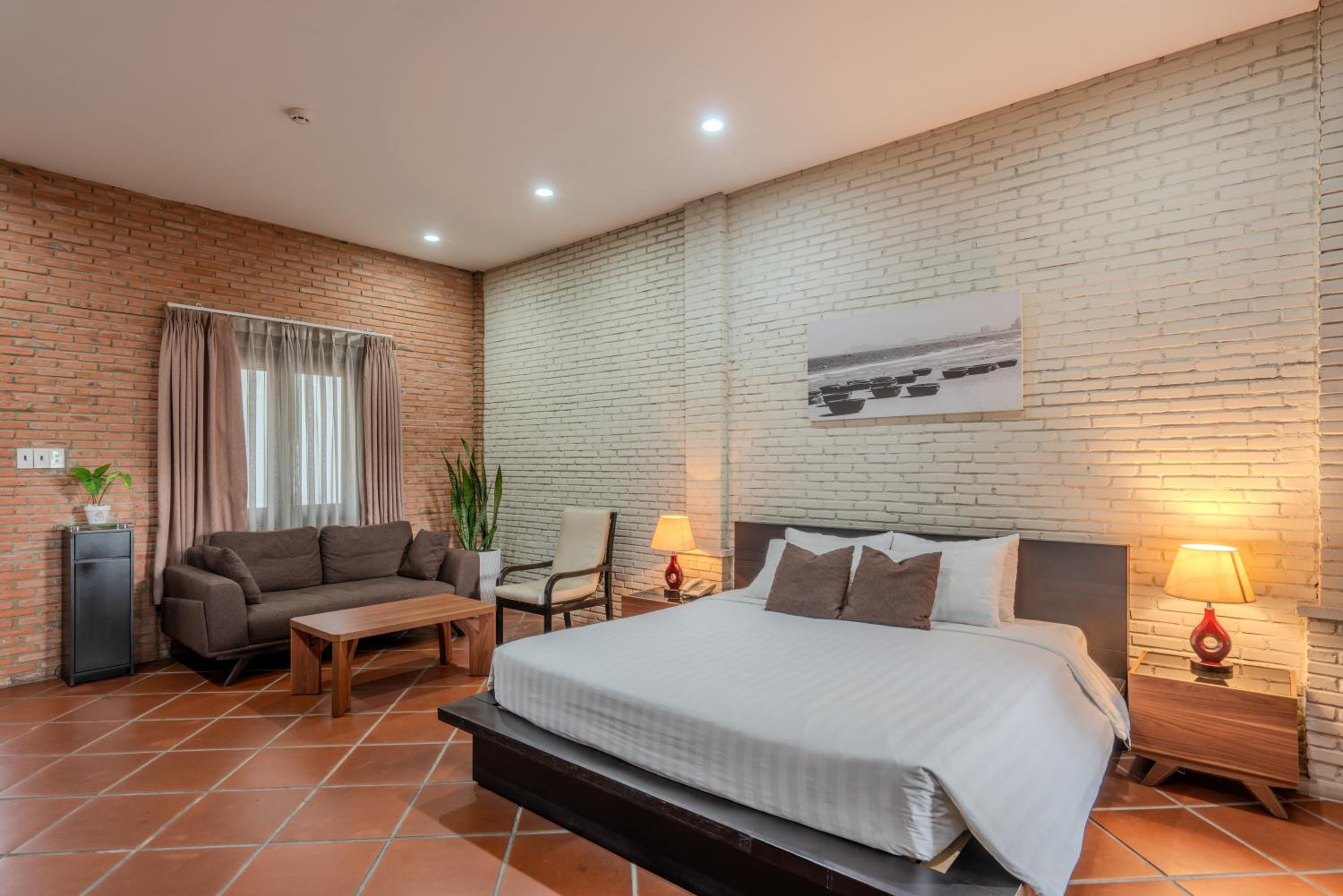 Standard King Room - Photo 11