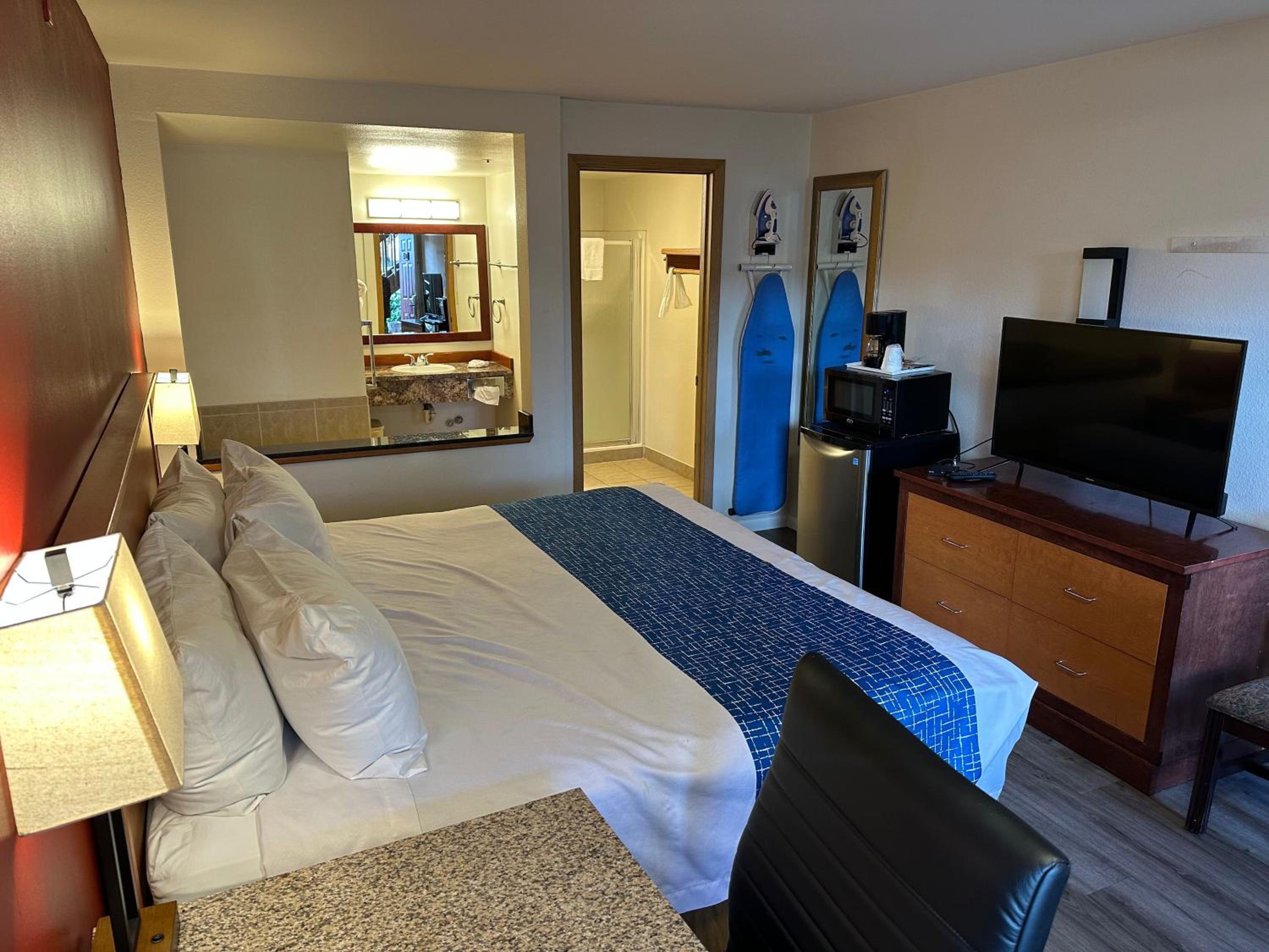 King Suite with Whirlpool - Non-smoking - Photo 2