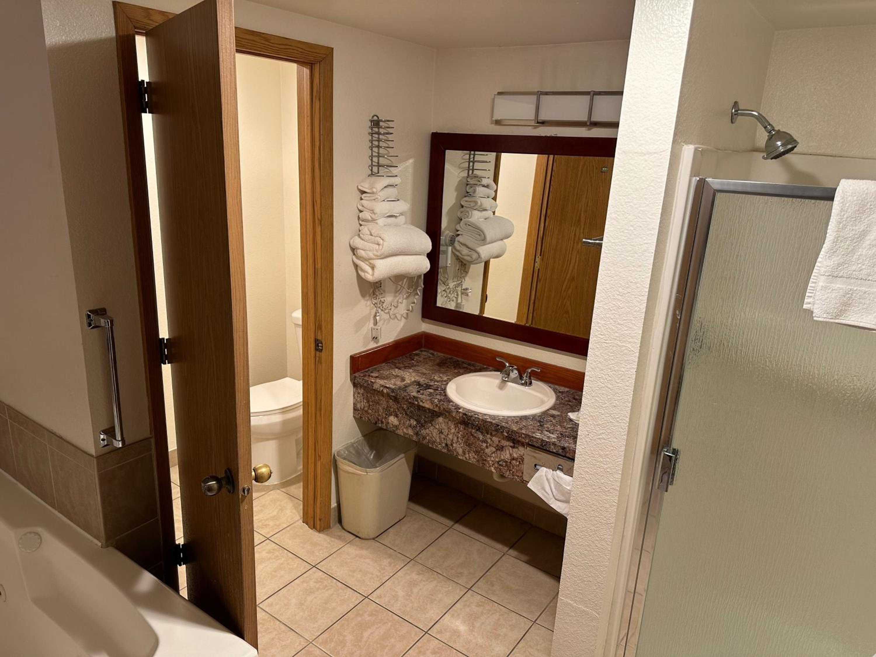 King Suite with Whirlpool - Non-smoking - Photo 4