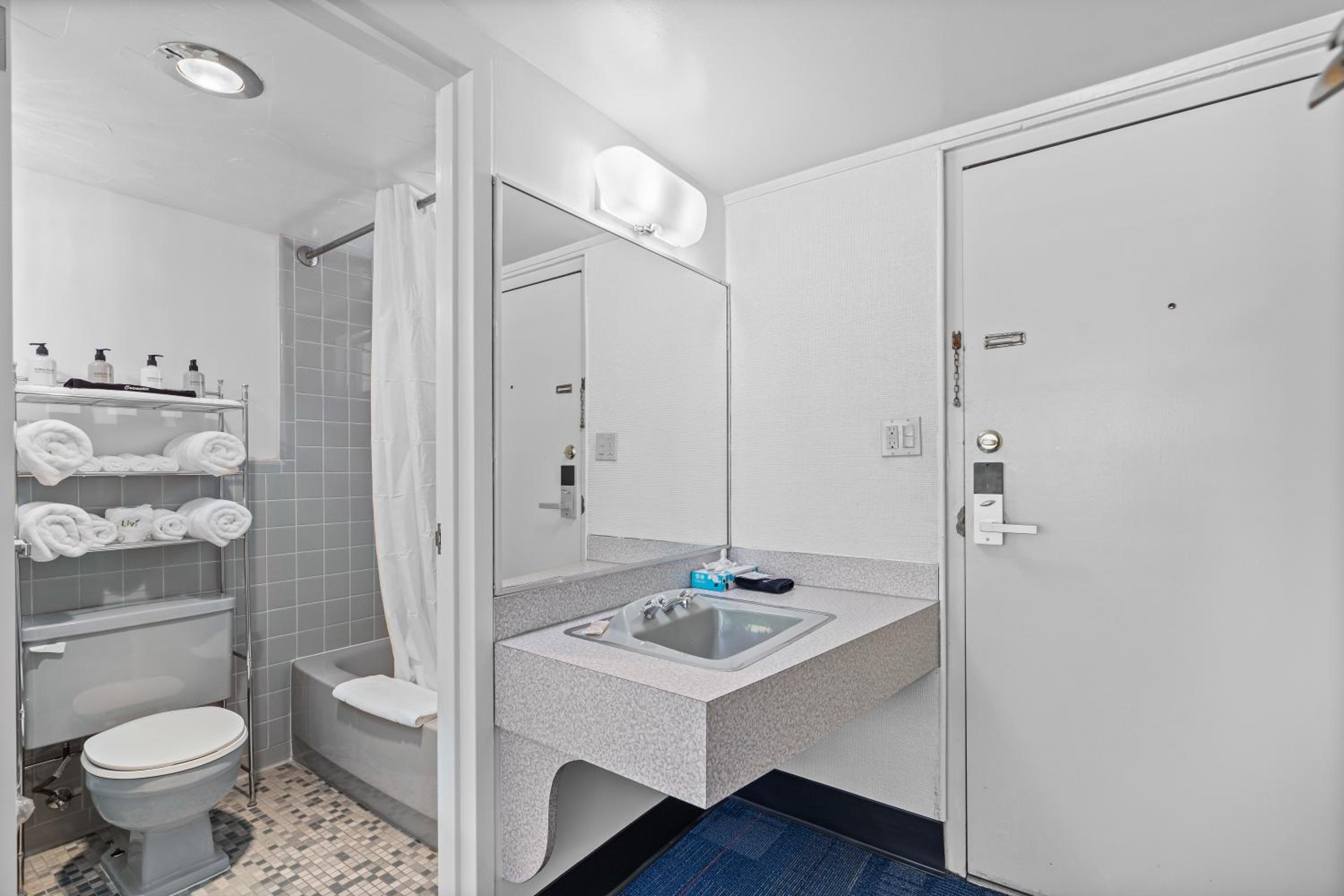 Standard Queen Room - Photo 10