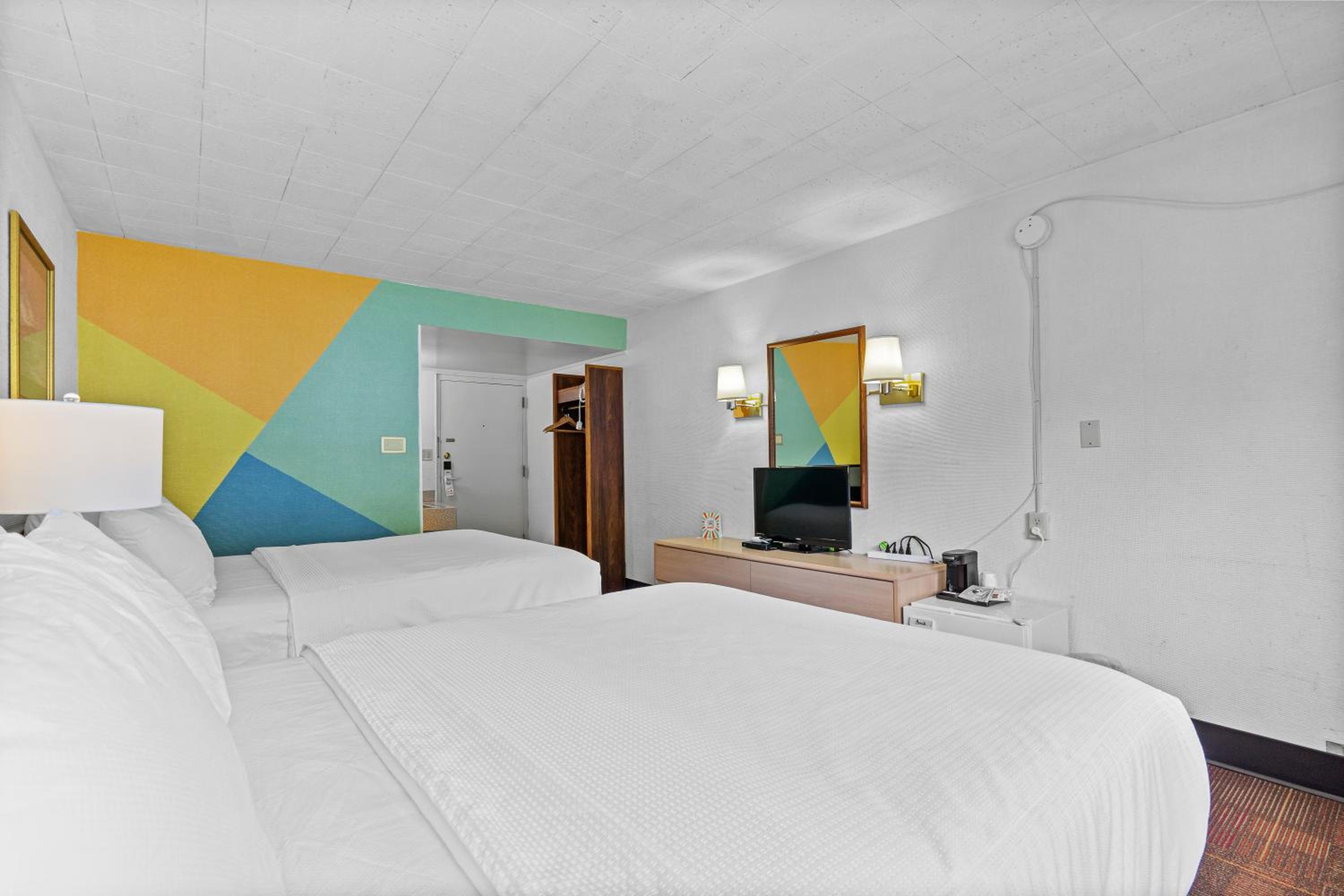 Queen Room with Balcony - Photo 5