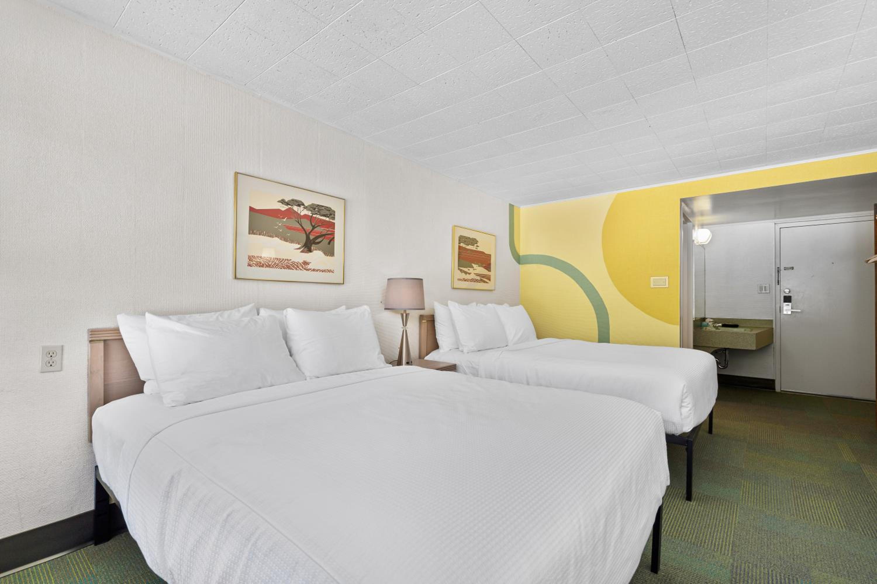 Queen Room with Balcony - Photo 4
