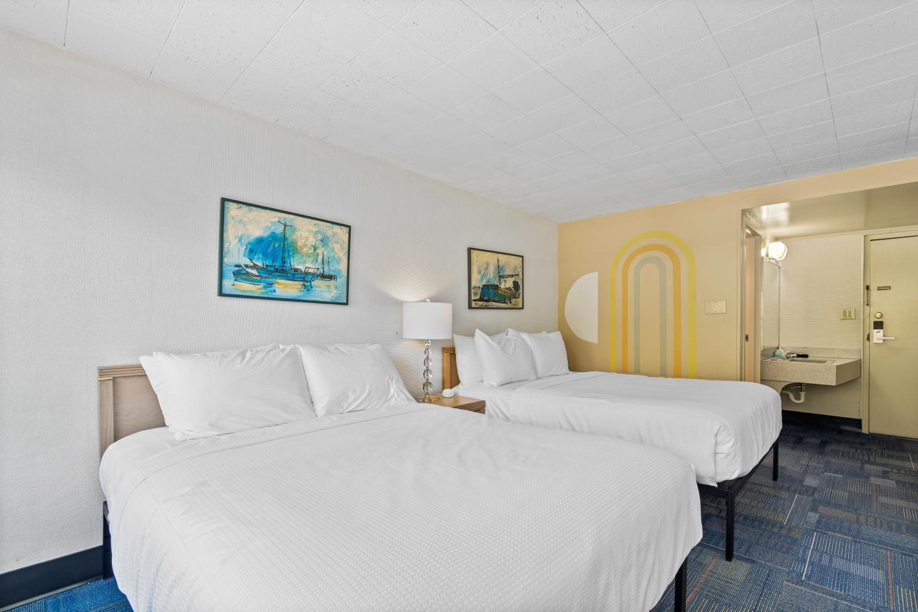 Queen Room with Balcony - Photo 1