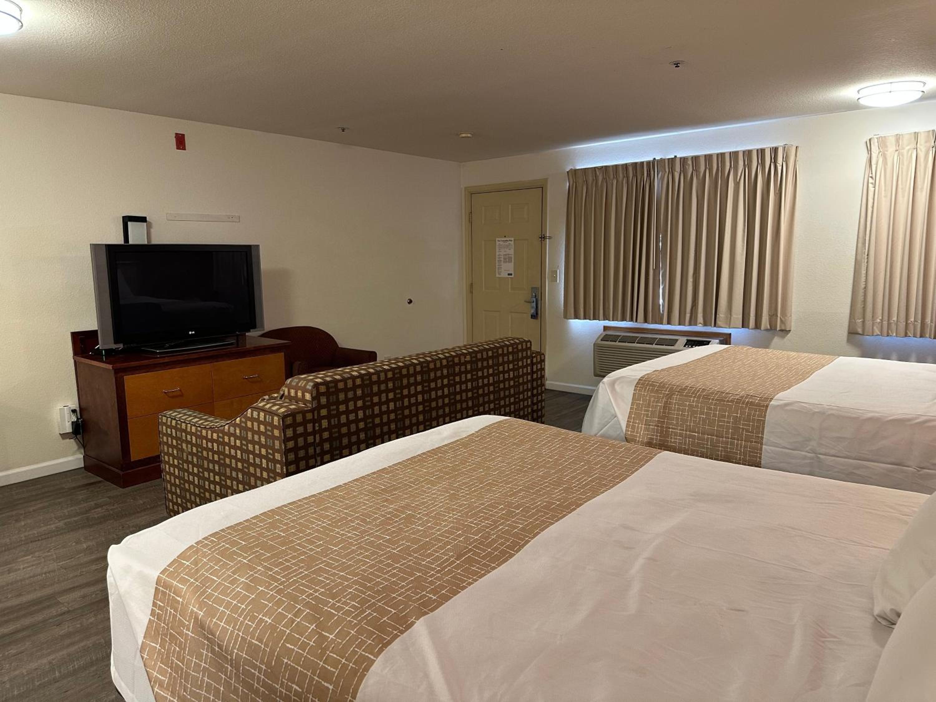 Queen Suite with Two Queen Beds - Non Smoking - Photo 1