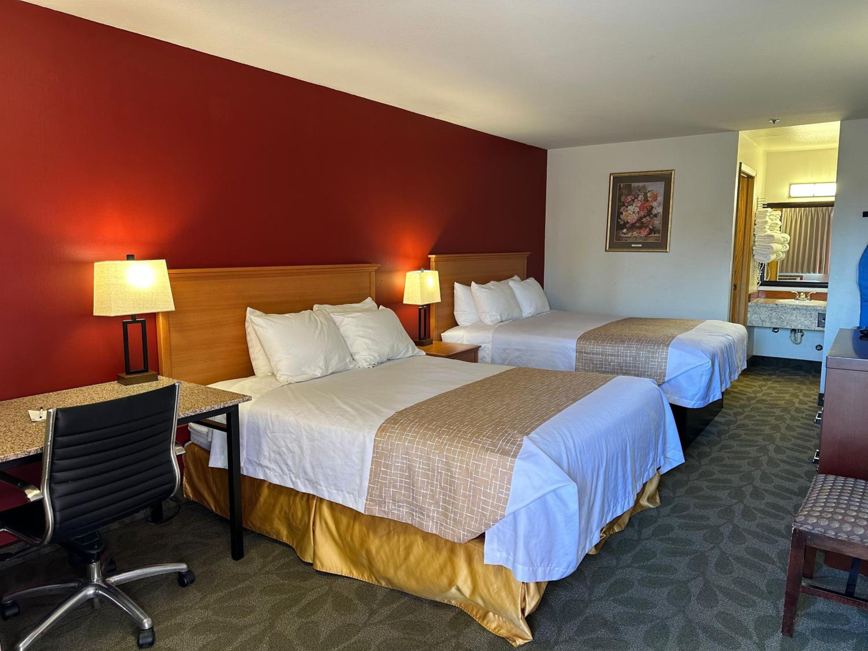 Quadruple Room with Two Queen Beds - Non Smoking - Photo 3