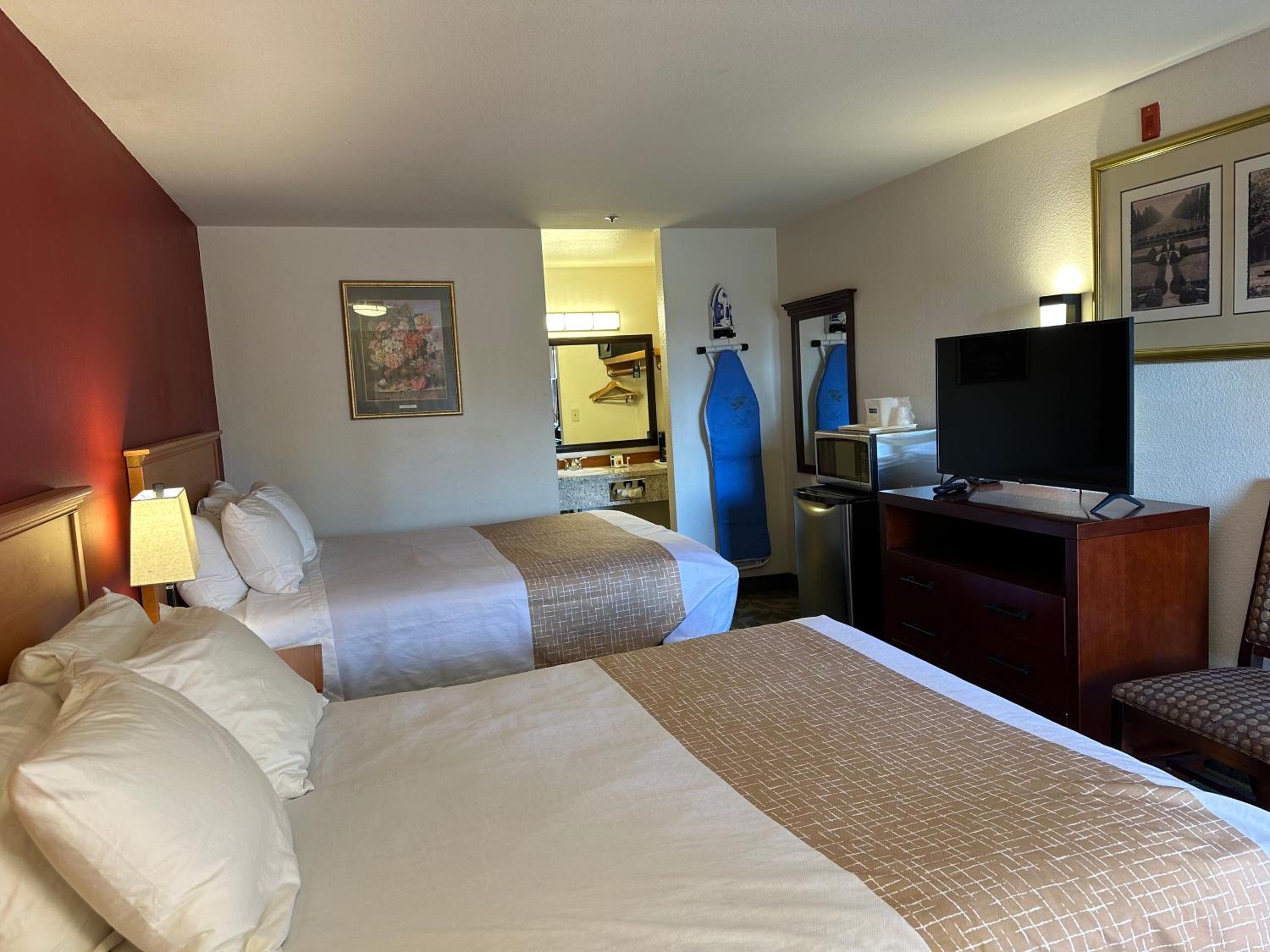 Quadruple Room with Two Queen Beds - Non Smoking - Photo 2