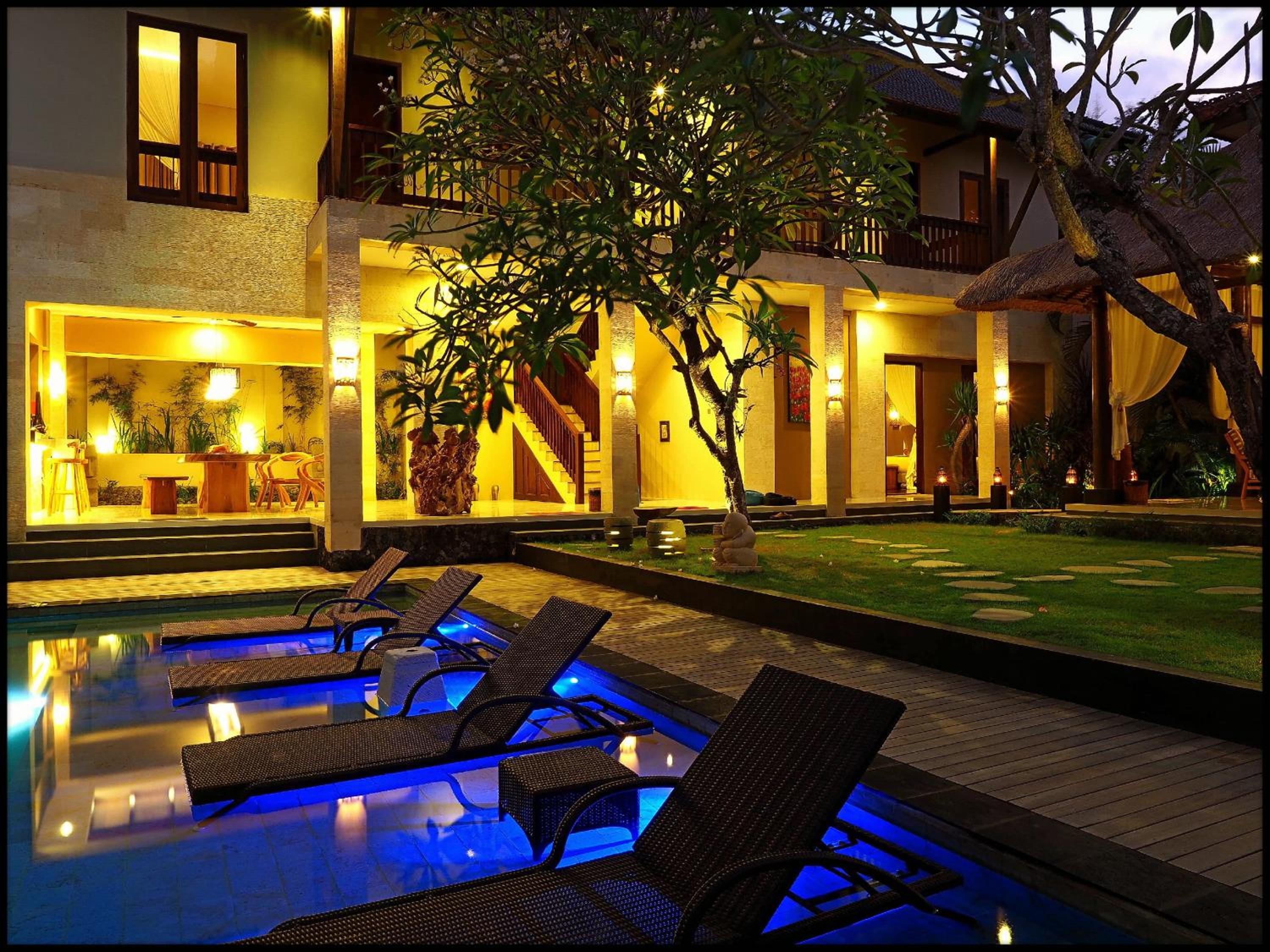 Three-Bedroom Villa with Private Pool - Photo 3