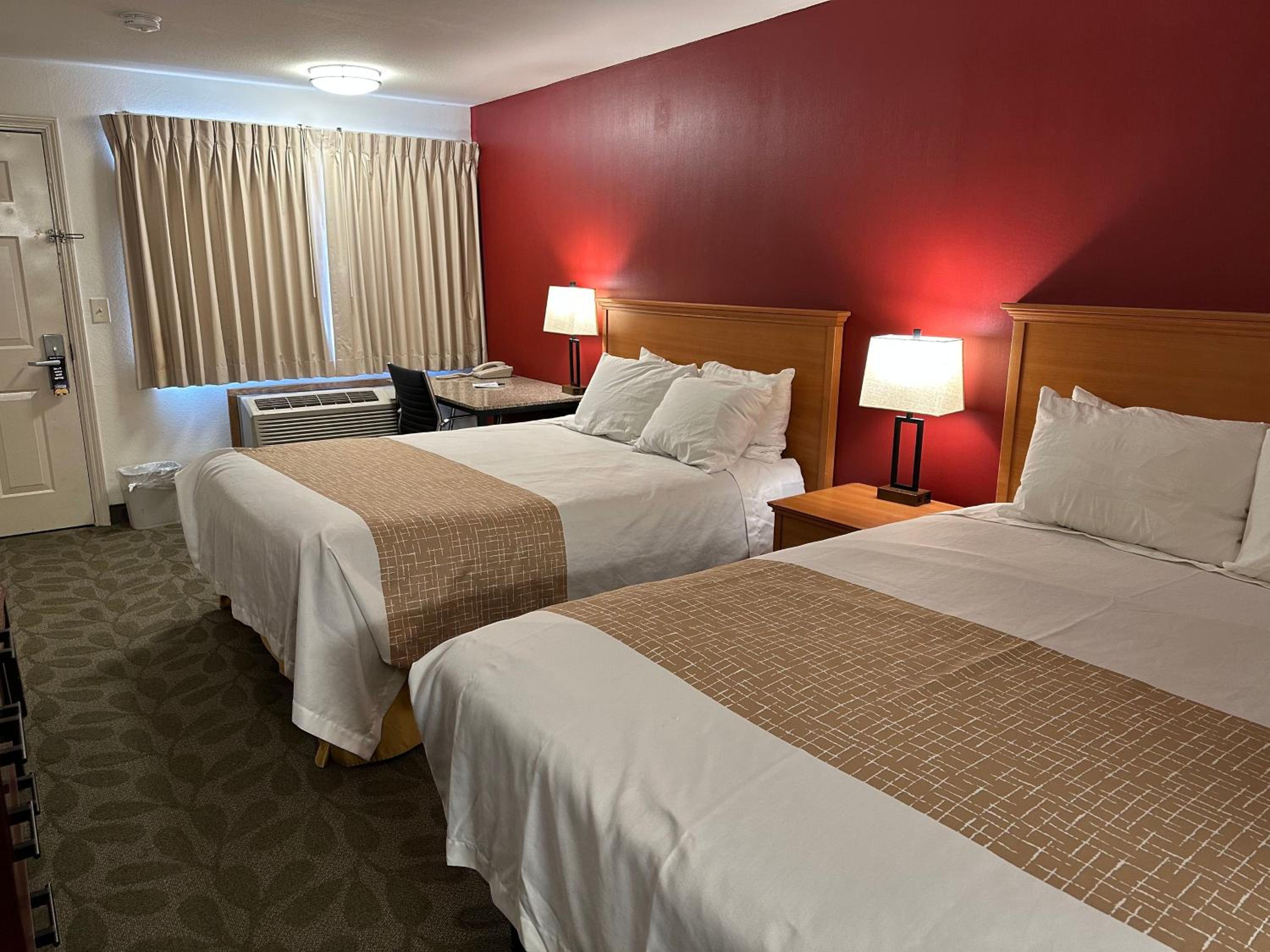 Quadruple Room with Two Queen Beds - Non Smoking - Photo 1