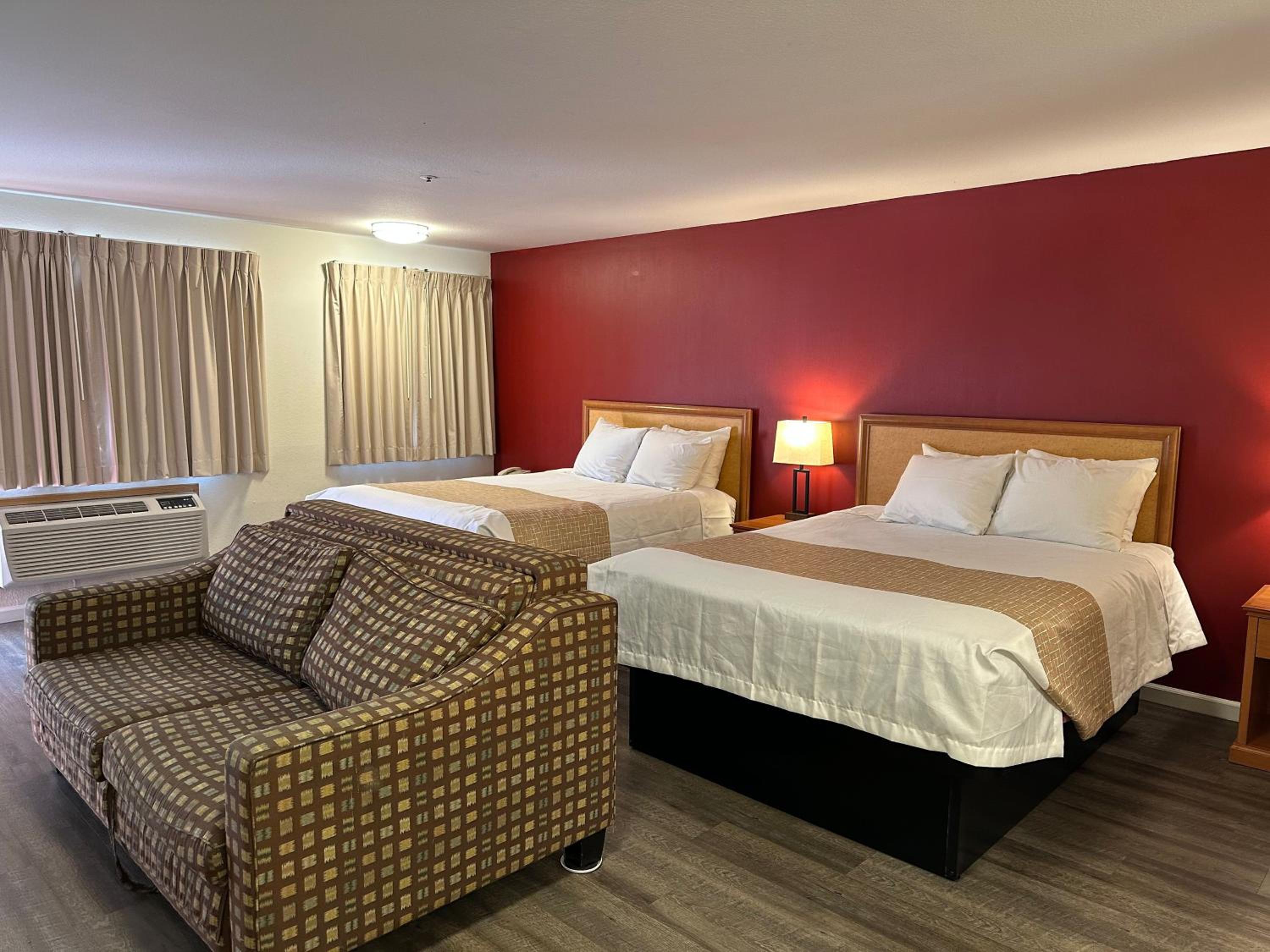 Queen Suite with Two Queen Beds - Non Smoking - Photo 2