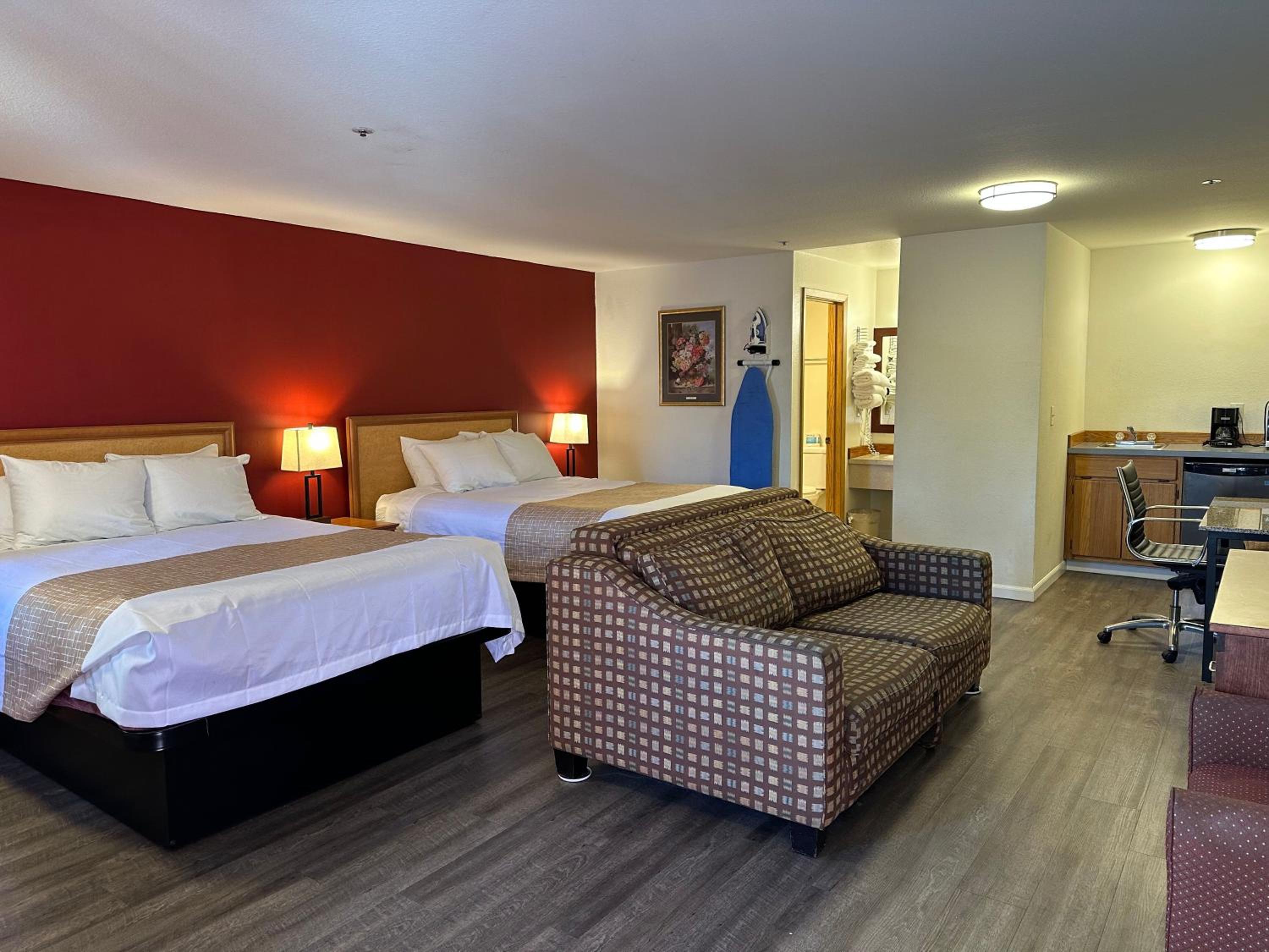 Queen Suite with Two Queen Beds - Non Smoking - Photo 3