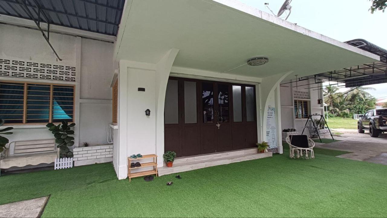 Three-Bedroom House photo 2