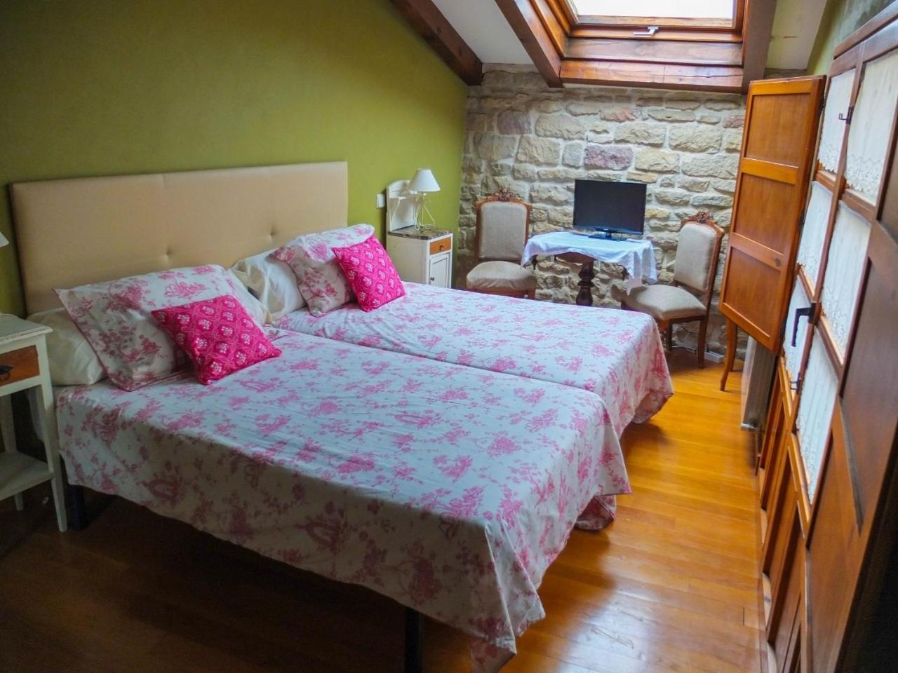 Family Room with Private Bathroom - Photo 4