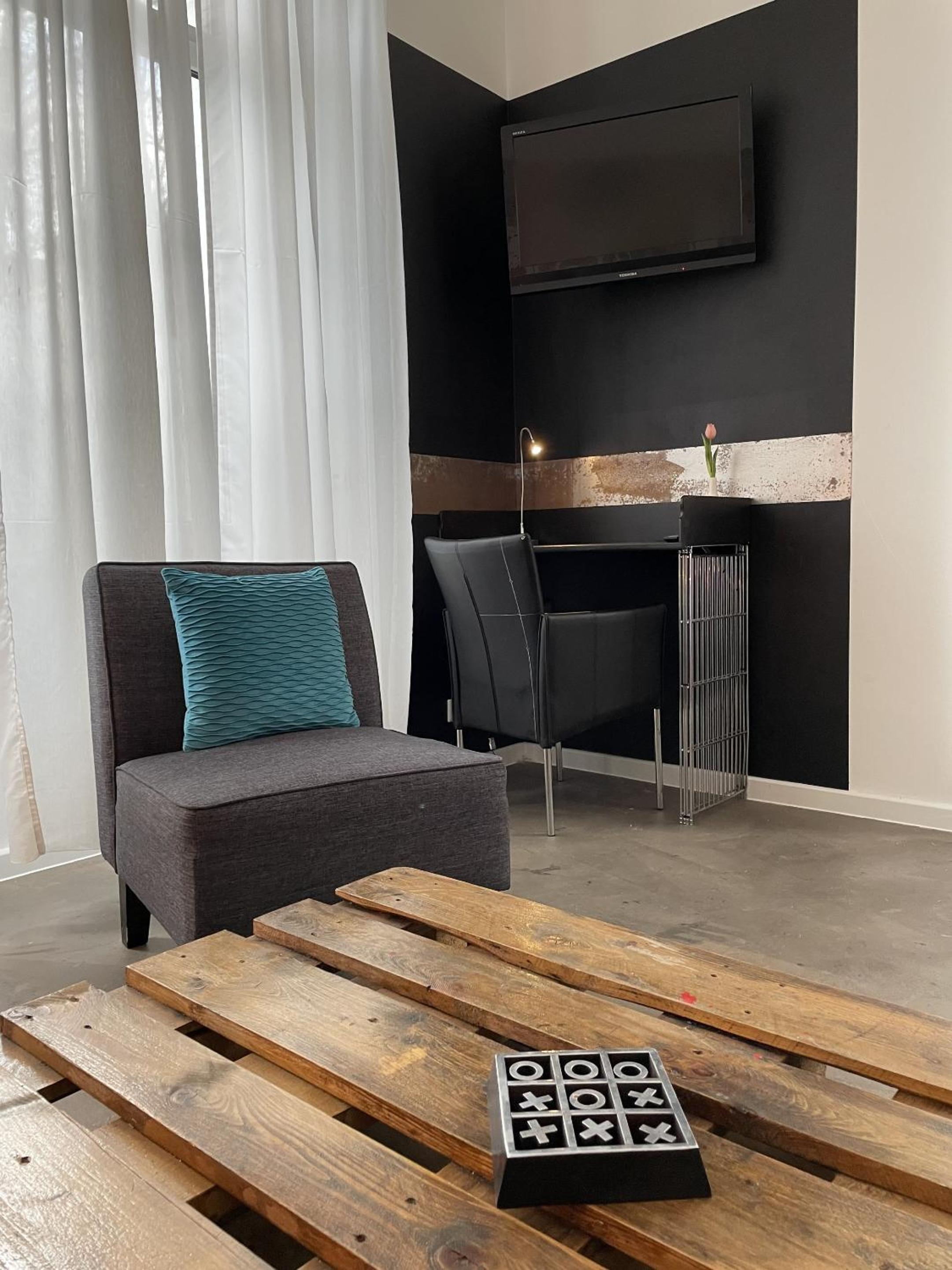One-Bedroom Suite - Photo 4