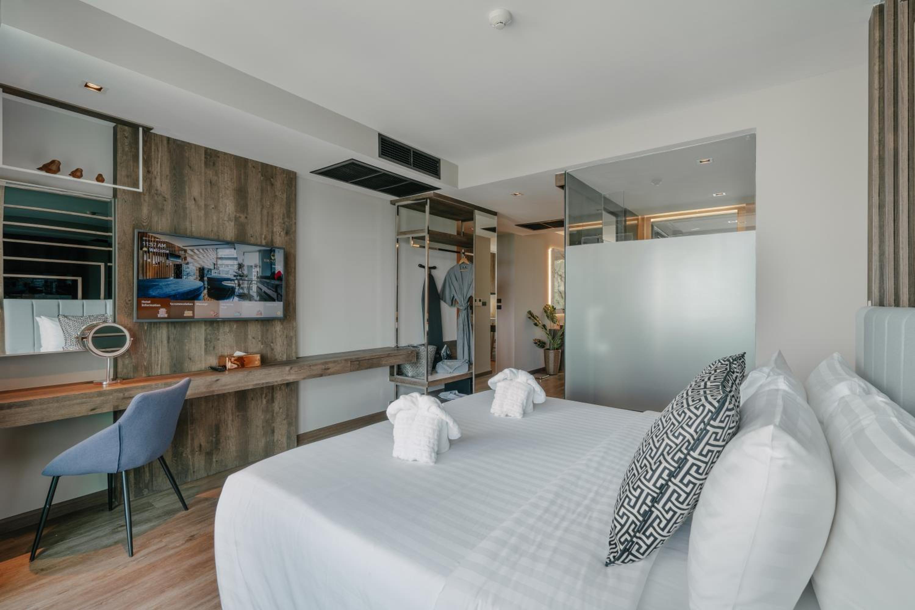 Rak Studio Room with Kitchenette and Bathtub with Balcony - Photo 1