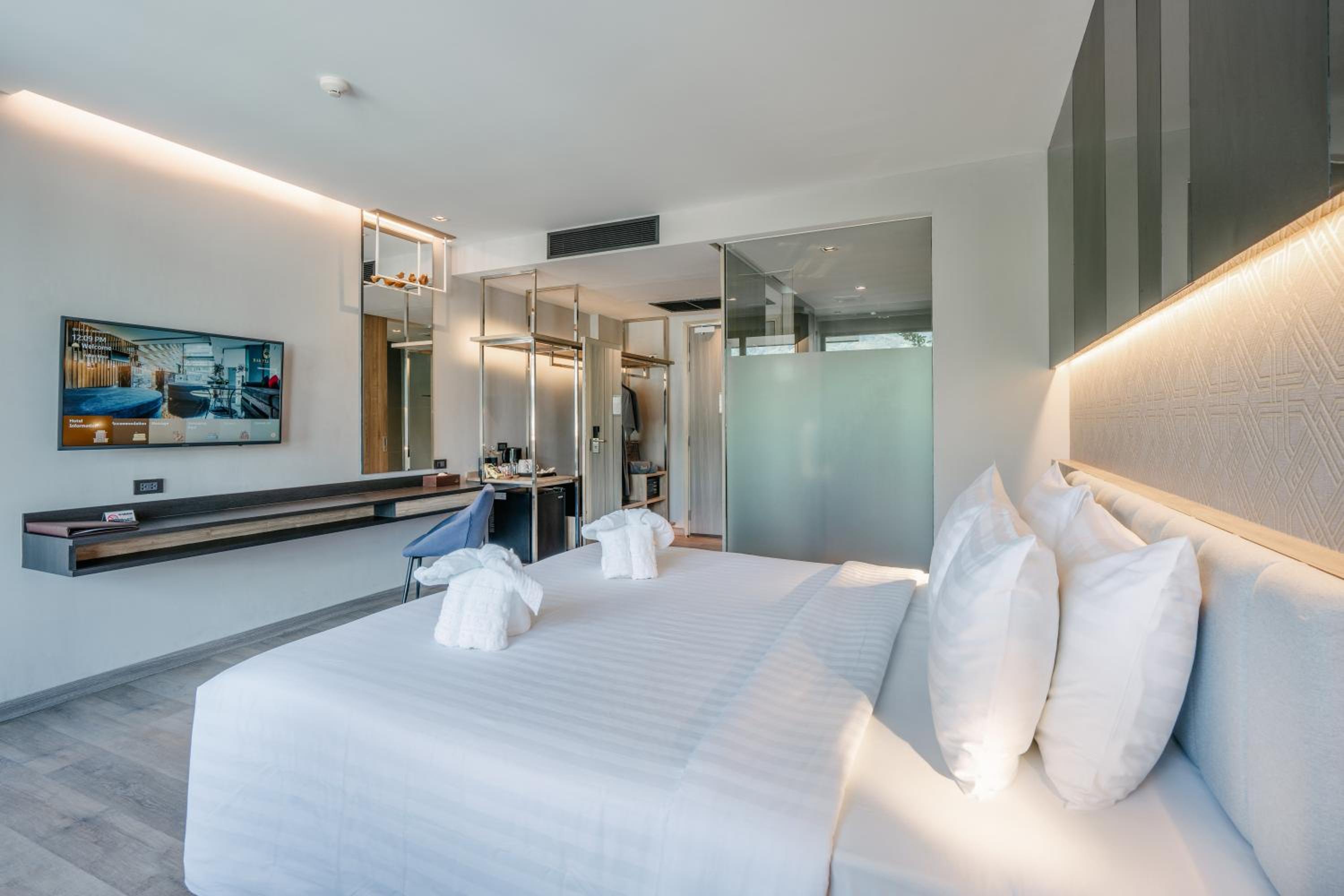 Rak King Room with Balcony - Photo 7