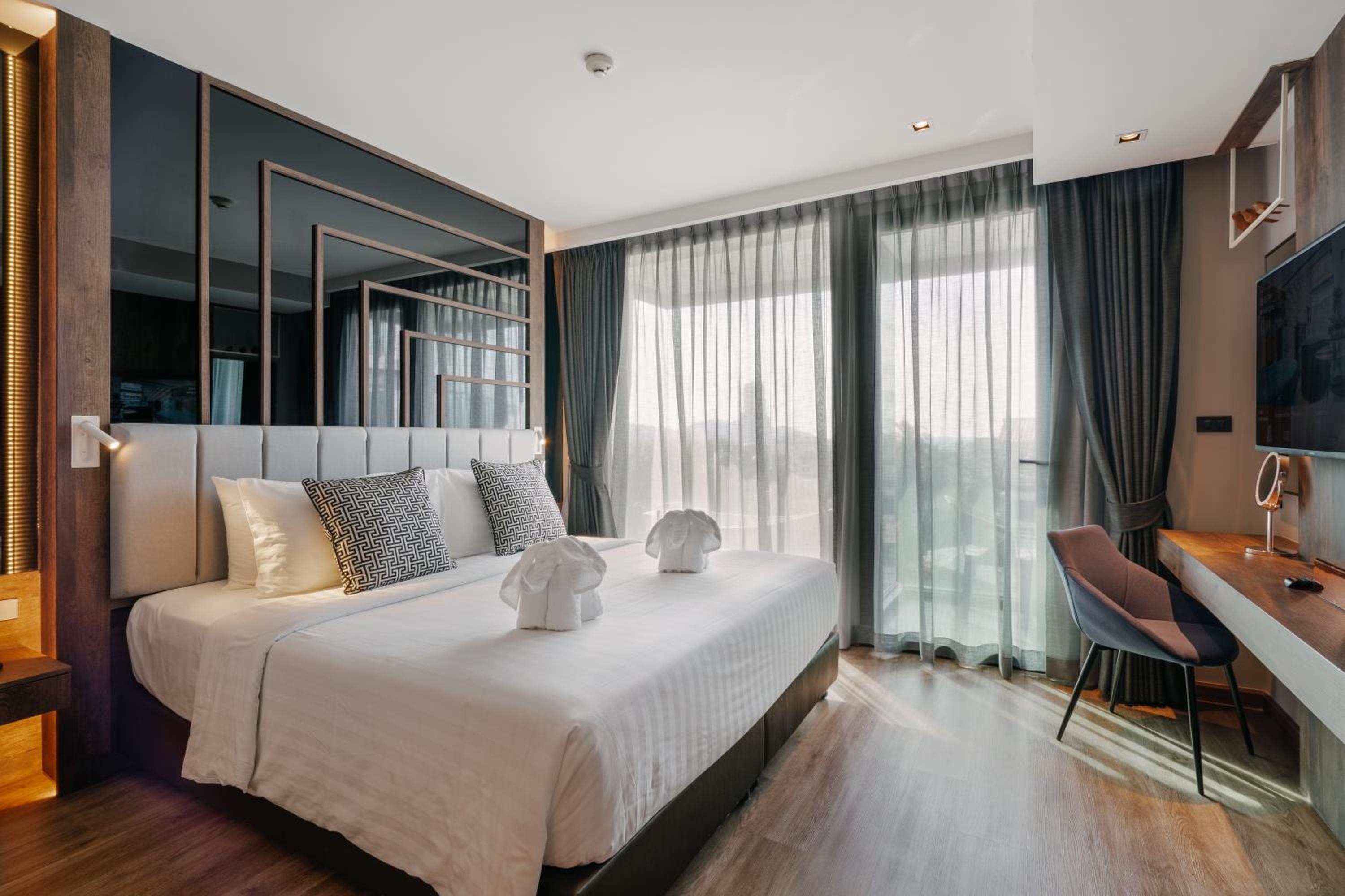 Rak Studio Room with Kitchenette and Bathtub with Balcony - Photo 4