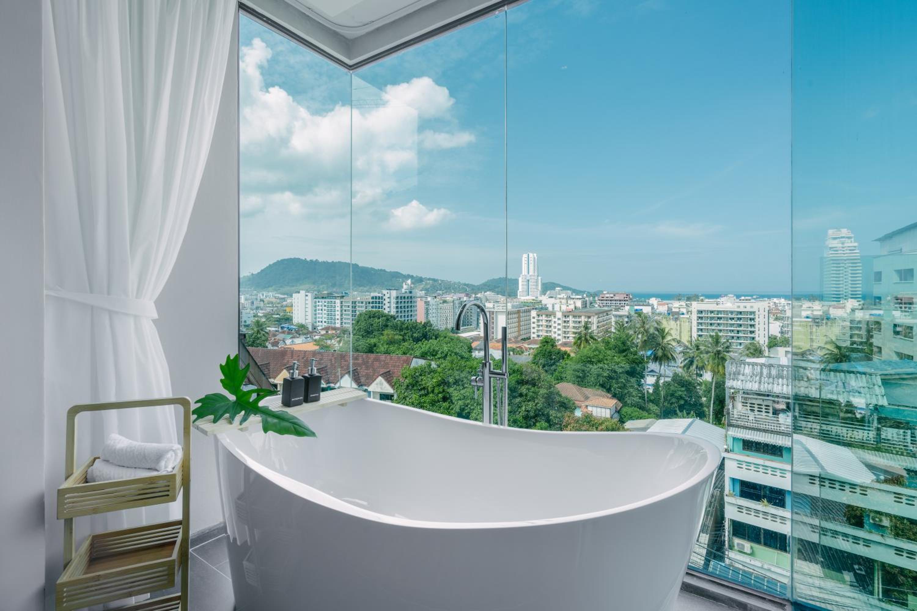 Rak Studio Room with Kitchenette and Bathtub with Balcony - Photo 6