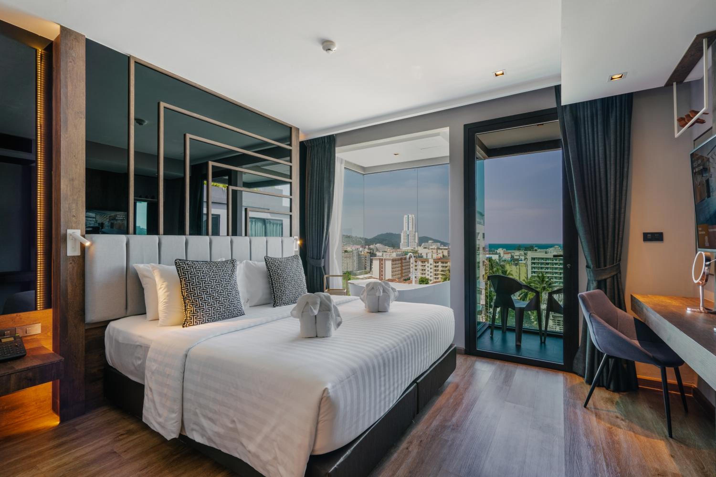 Rak Studio Room with Kitchenette and Bathtub with Balcony - Photo 2